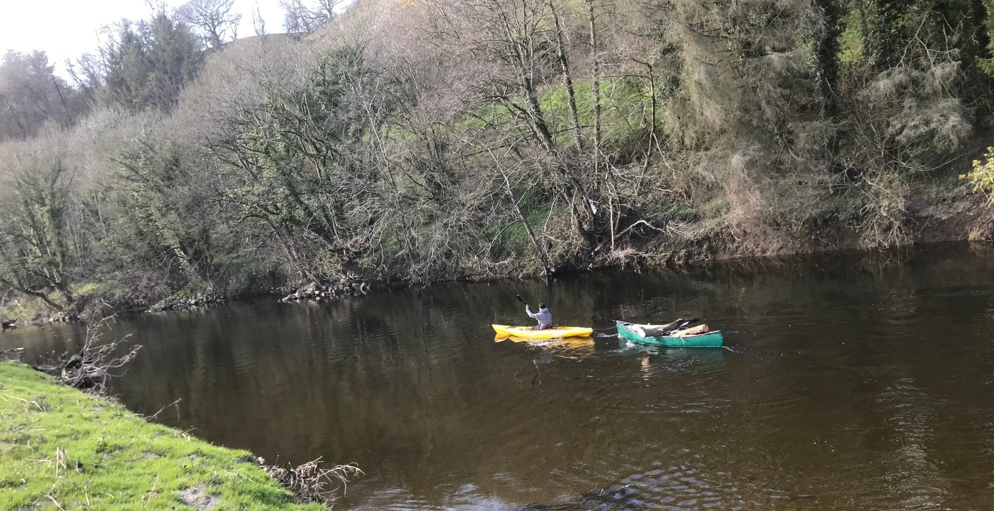 Ich finde in einem Fluss Holz für unsere Betten und Möbel aus Treibholz