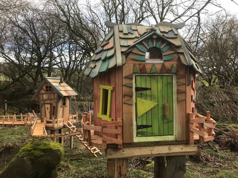 Maison de fée décorative avec porte verte et toit complexe