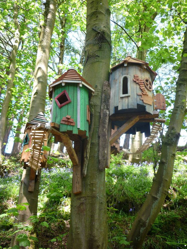 Maisons de fées dans les arbres avec passerelles en bois
