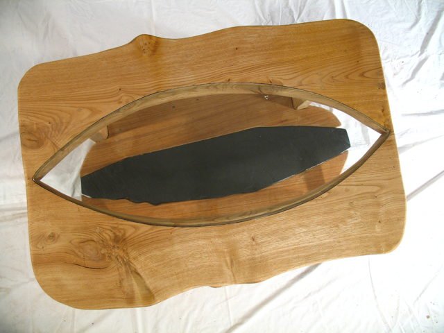 Vue de dessus de la table basse en verre funky avec insert en ardoise