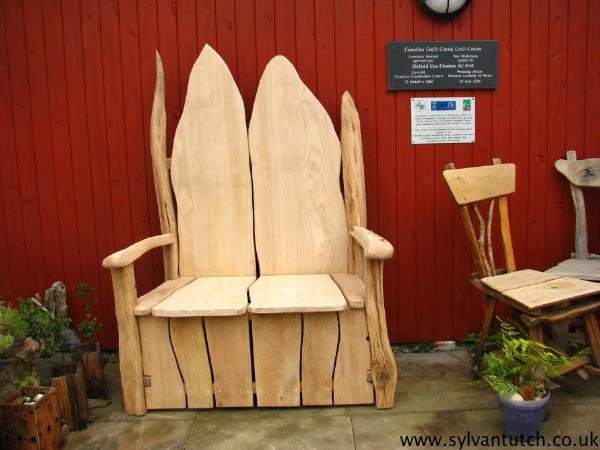 Gartenbank aus Holz mit natürlicher Oberfläche
