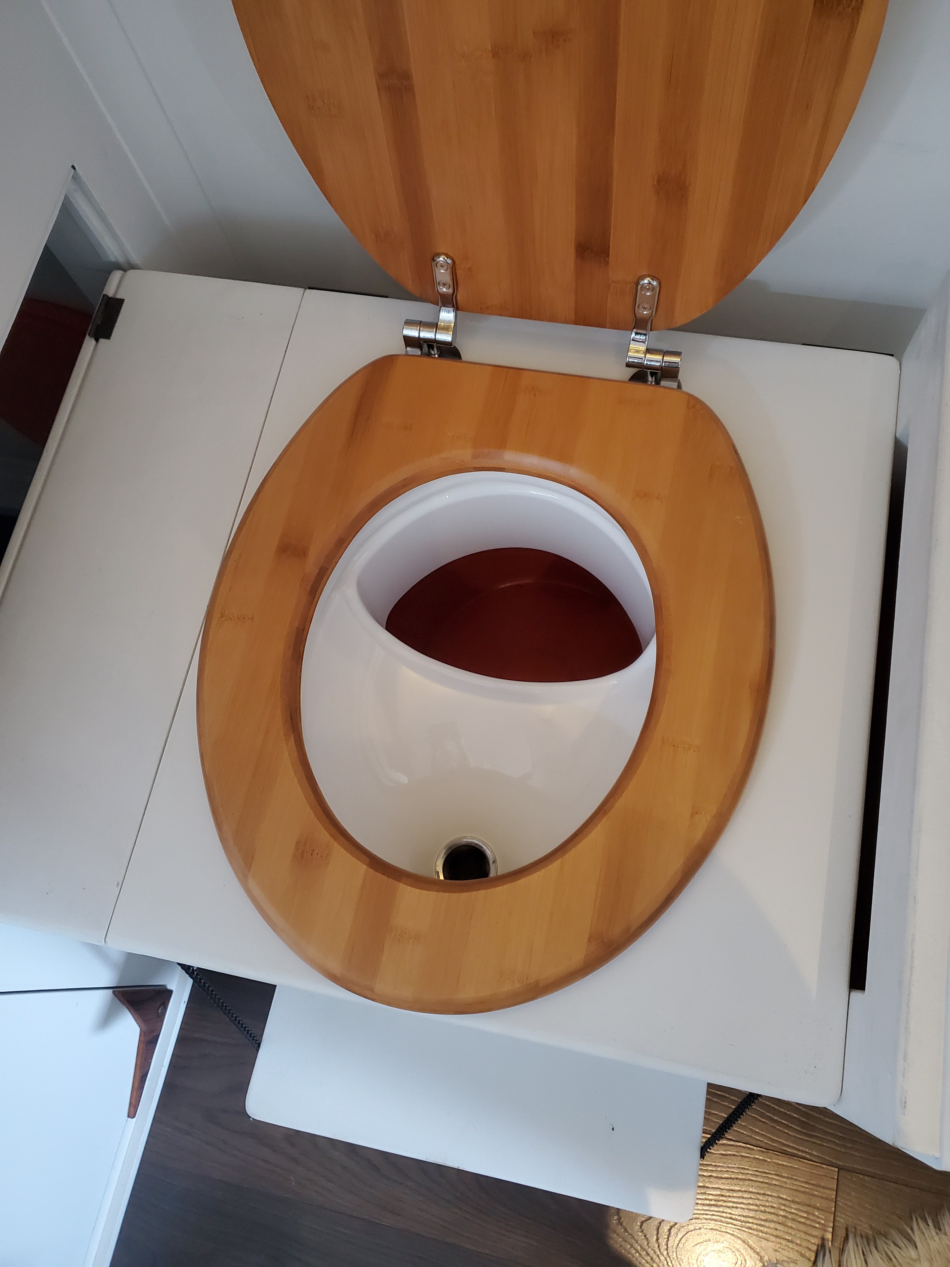 Einbau eines Urinabscheiders in einen hölzernen Komposttoilettensitz