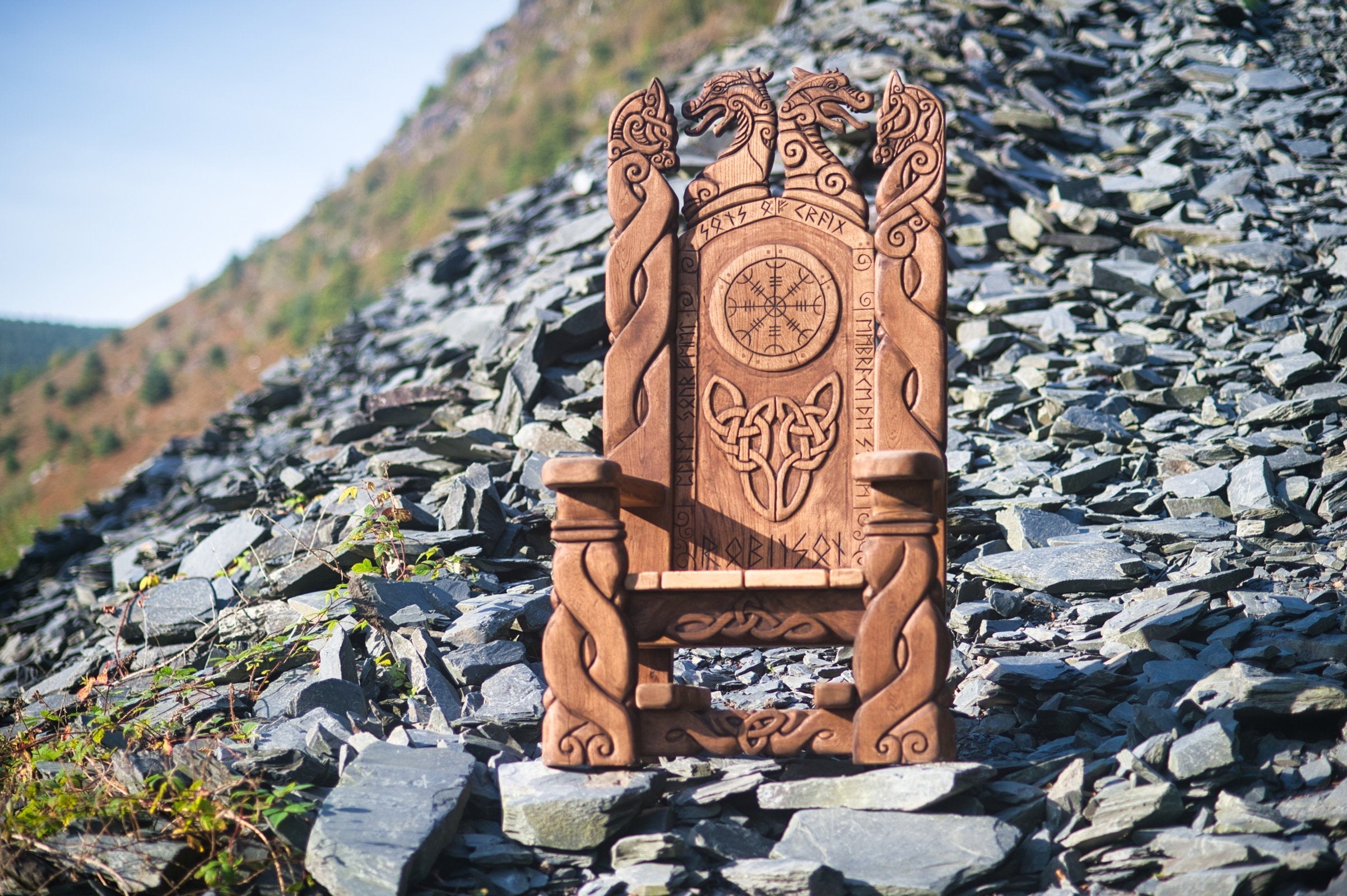 Chaise de trône viking sur terrain rocailleux