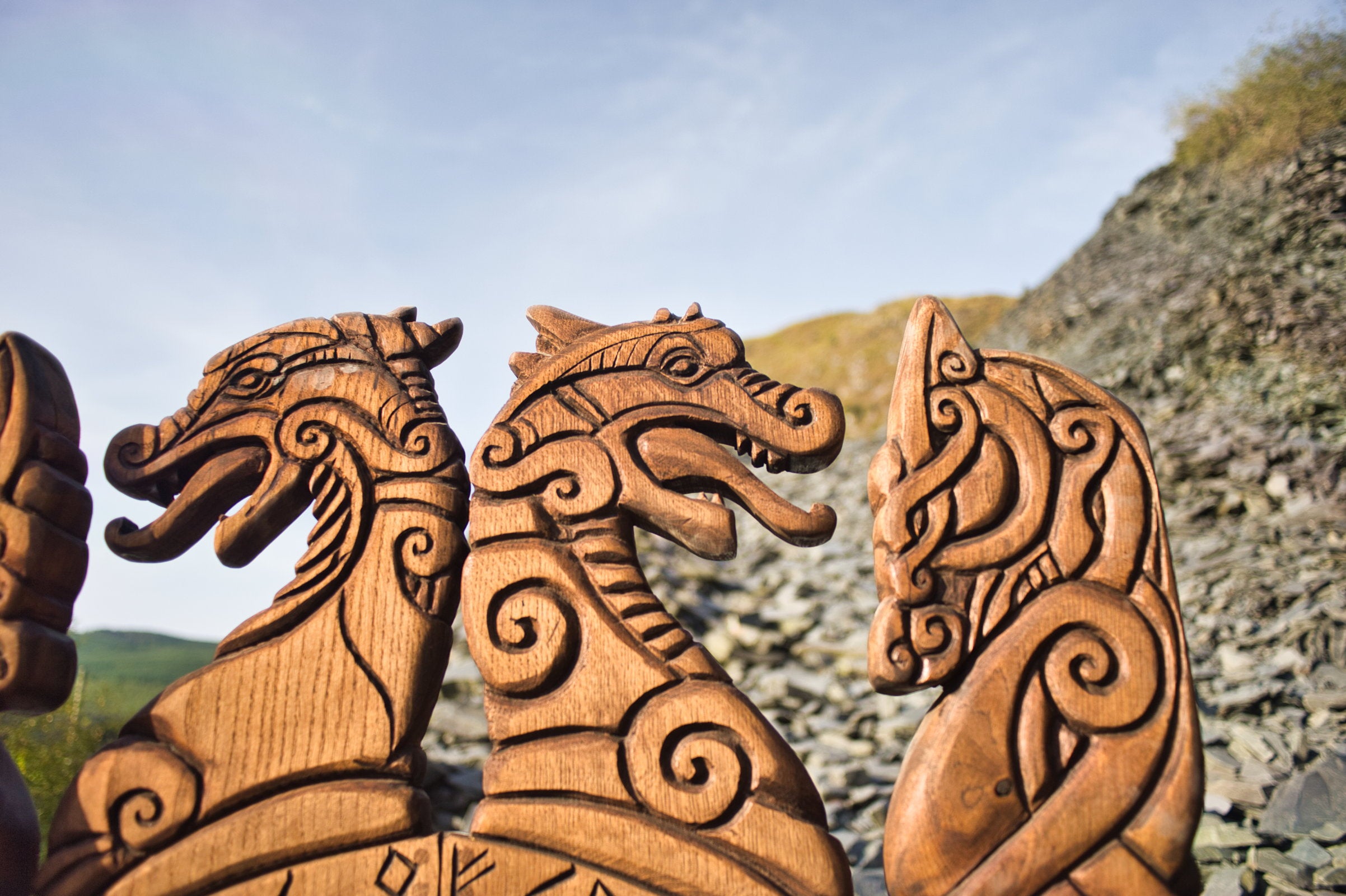 Gros plan des sculptures de dragons sur la chaise du trône viking