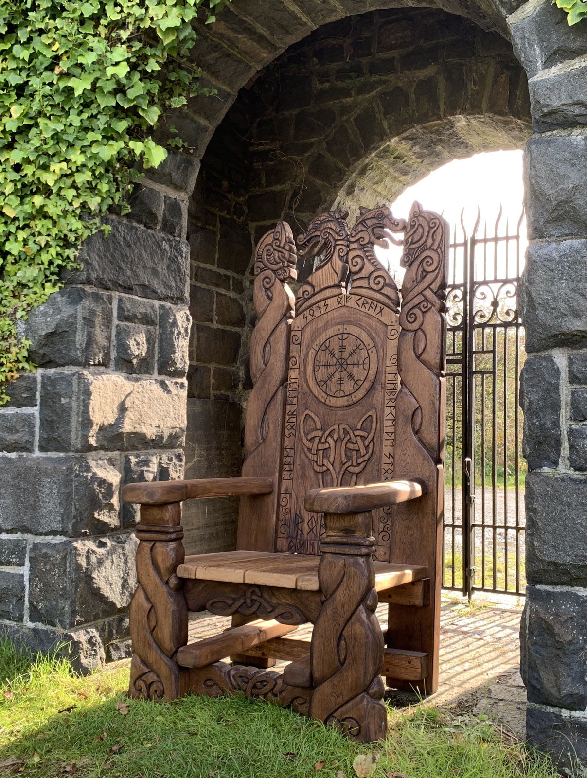 Chaise de trône viking sous une arche de pierre