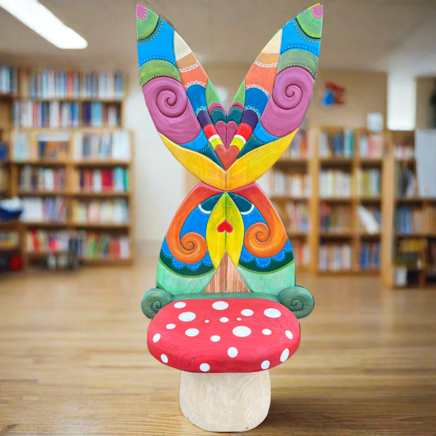 Chaise de fée colorée en forme de champignon avec des ailes de papillon dans une bibliothèque