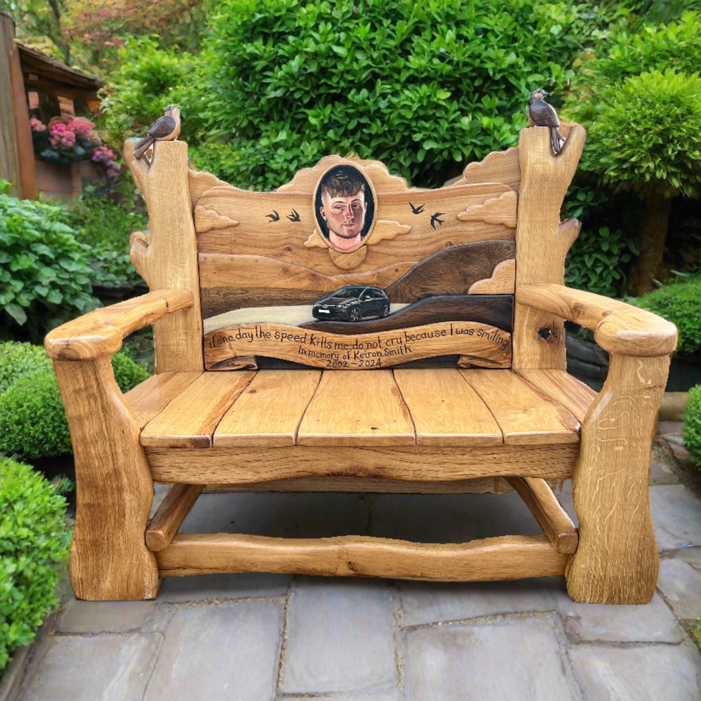 Banc commémoratif fabriqué à la main avec un hommage gravé dans un jardin