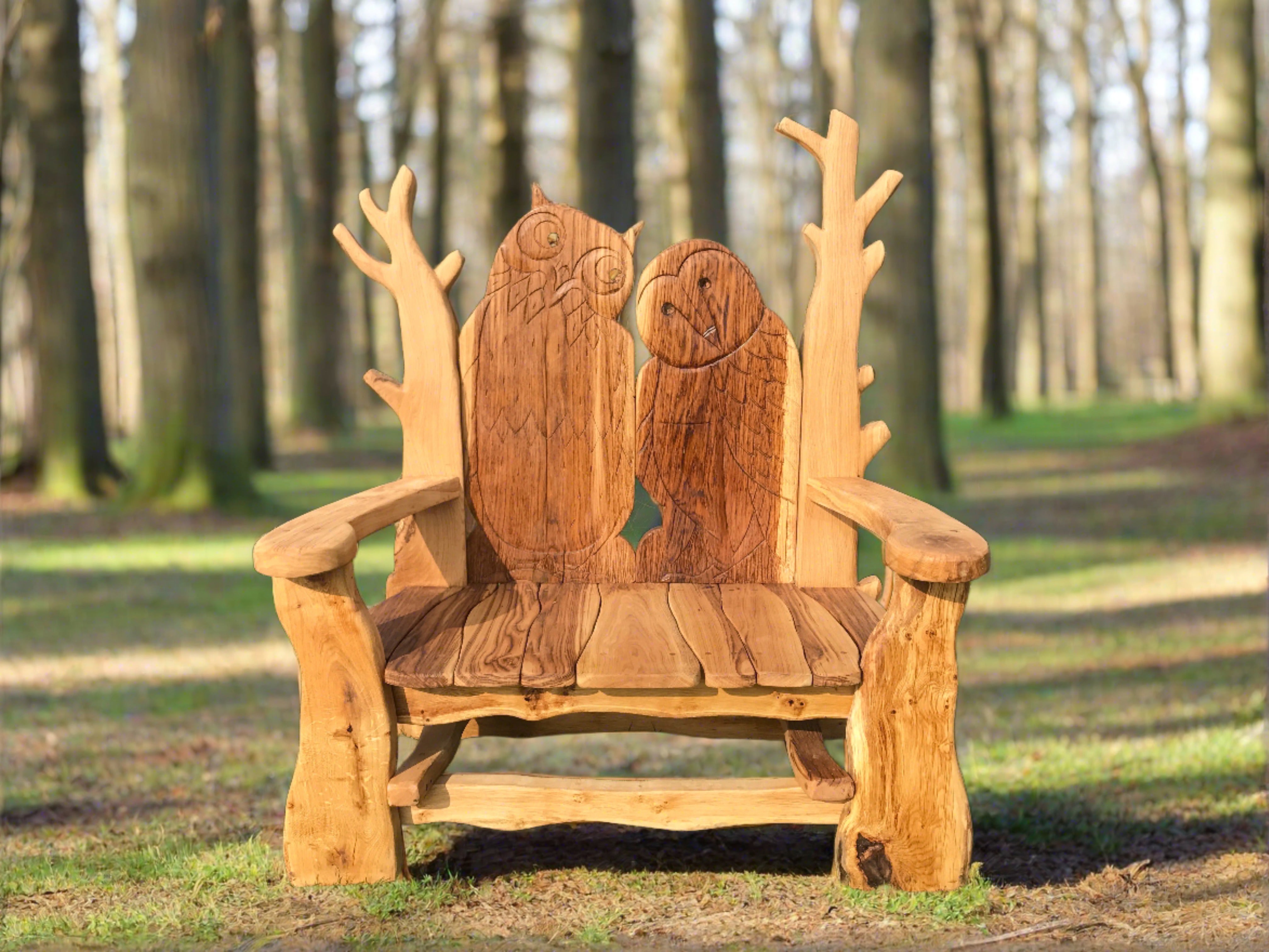 Banc rustique en bois avec des sculptures de hibou dans une zone boisée.