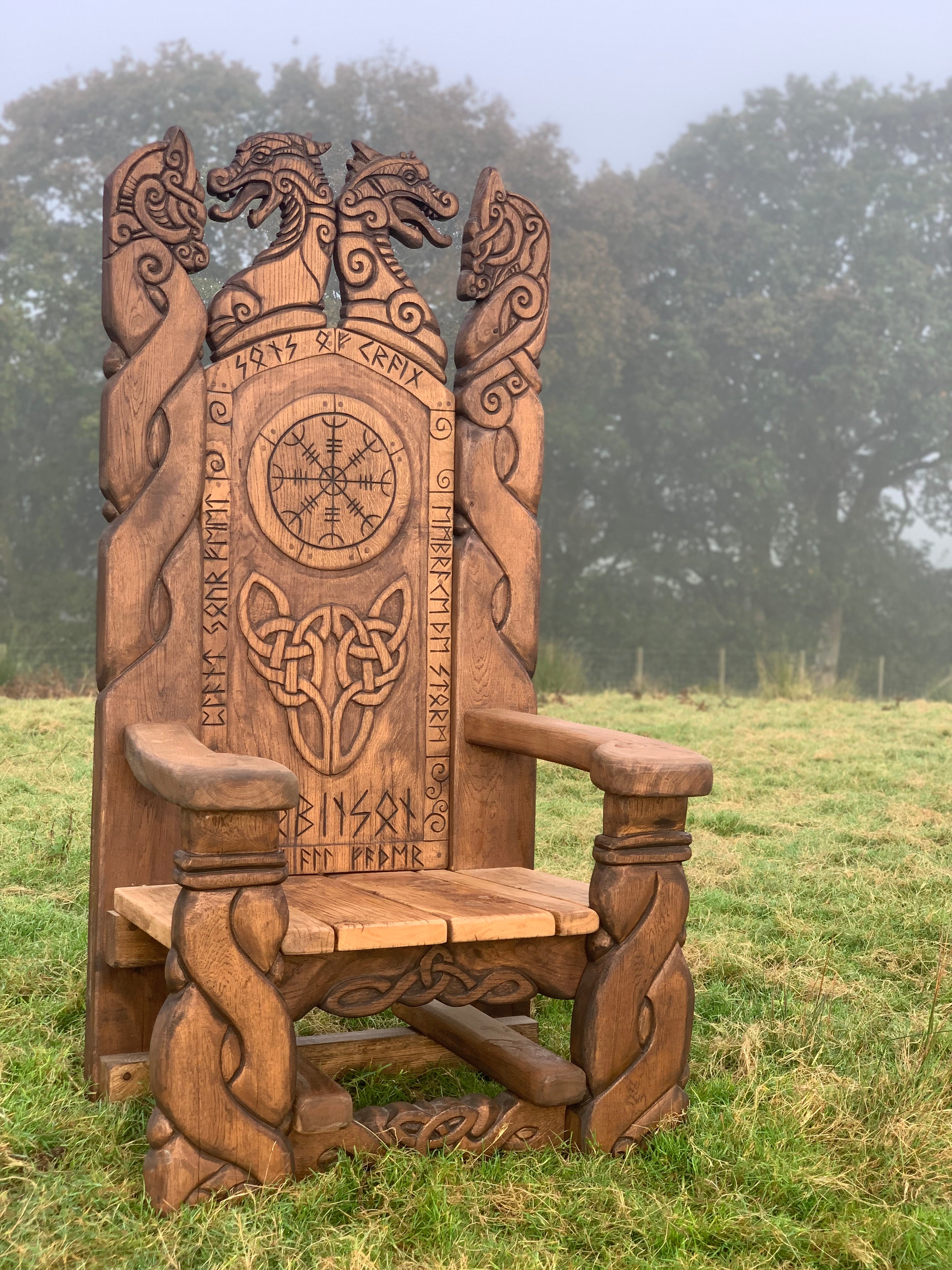 Trône viking dans un champ de brume avec sculptures