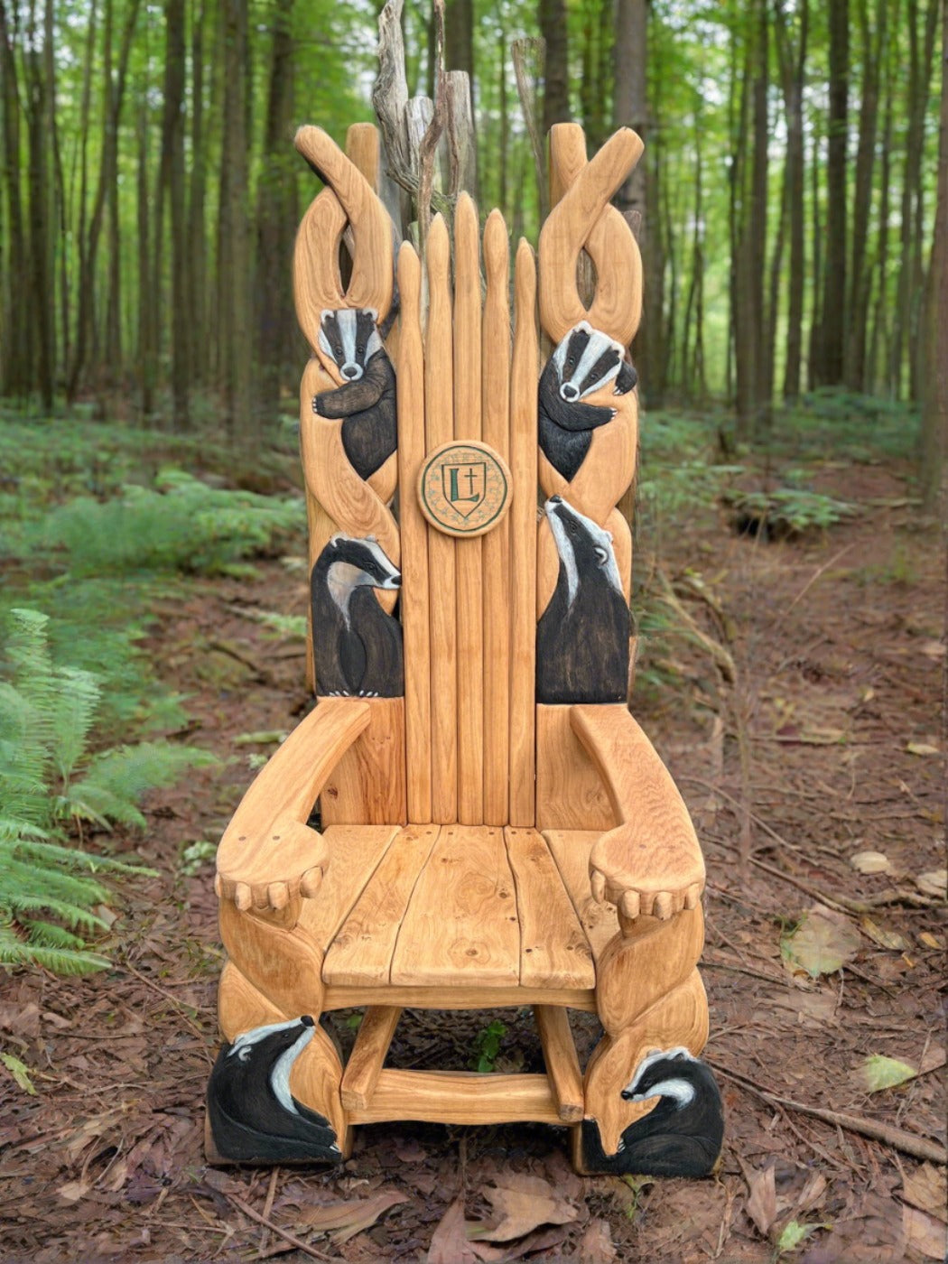 Chaise de conte en bois dans un environnement forestier