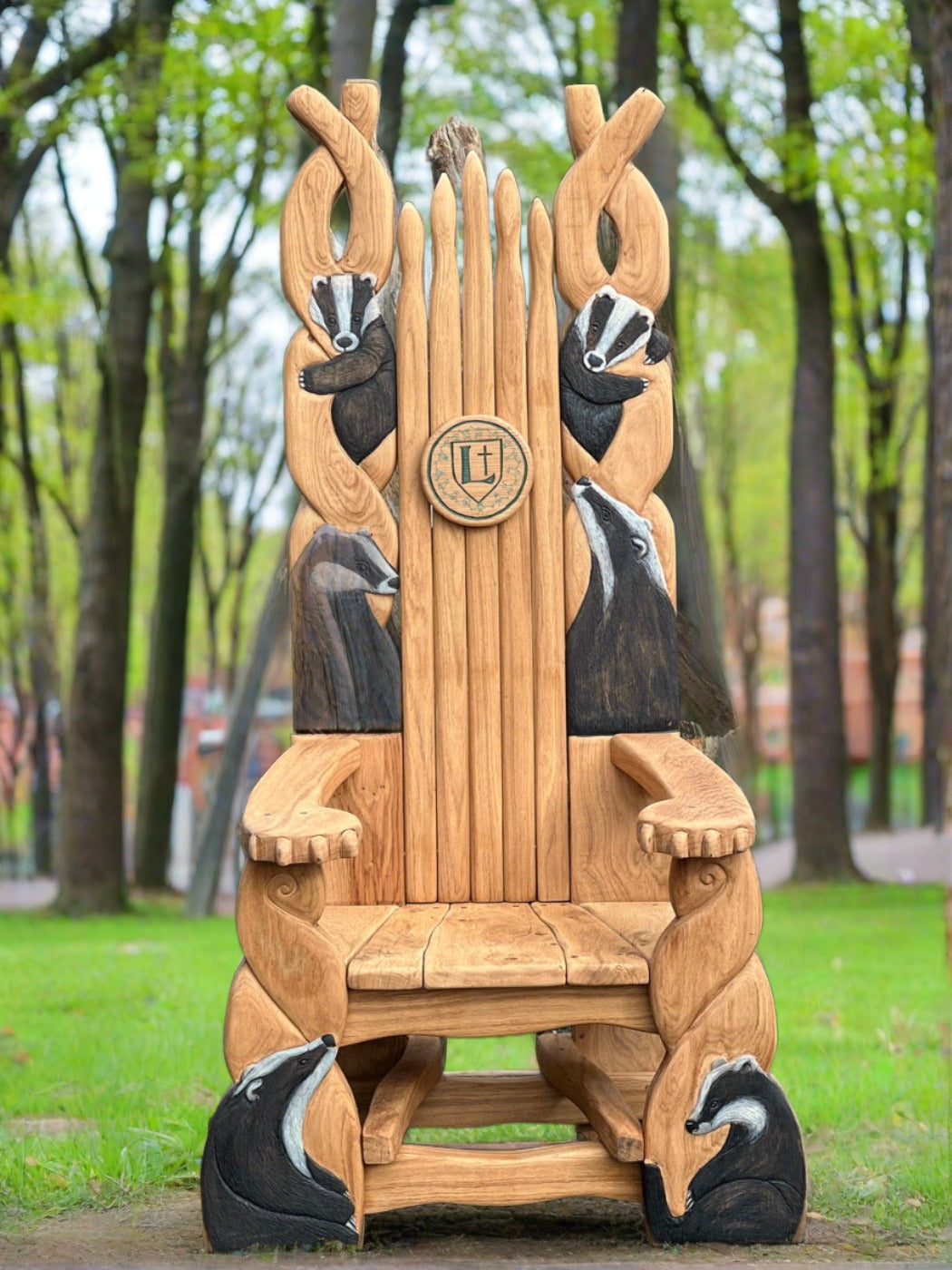 Chaise sur le thème du blaireau dans un parc