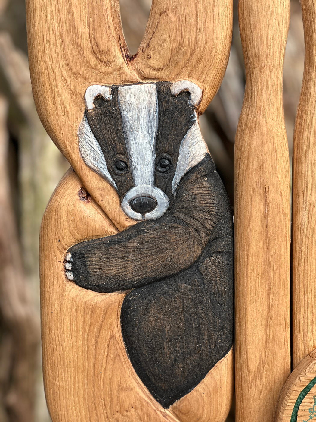 Sculpture détaillée d'un blaireau sur une chaise en bois