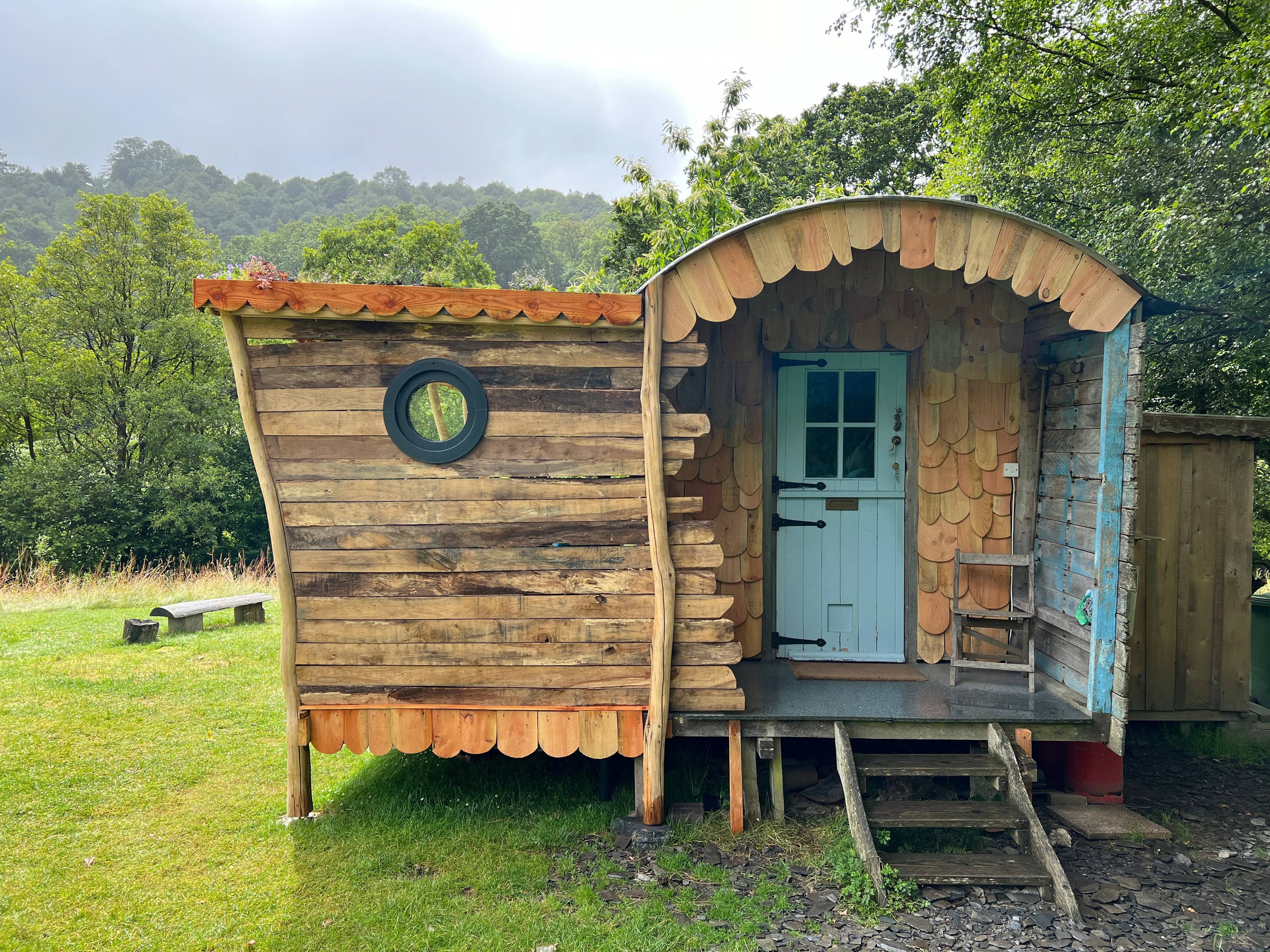 Vorderansicht einer hölzernen Hirtenhütte mit Treppe