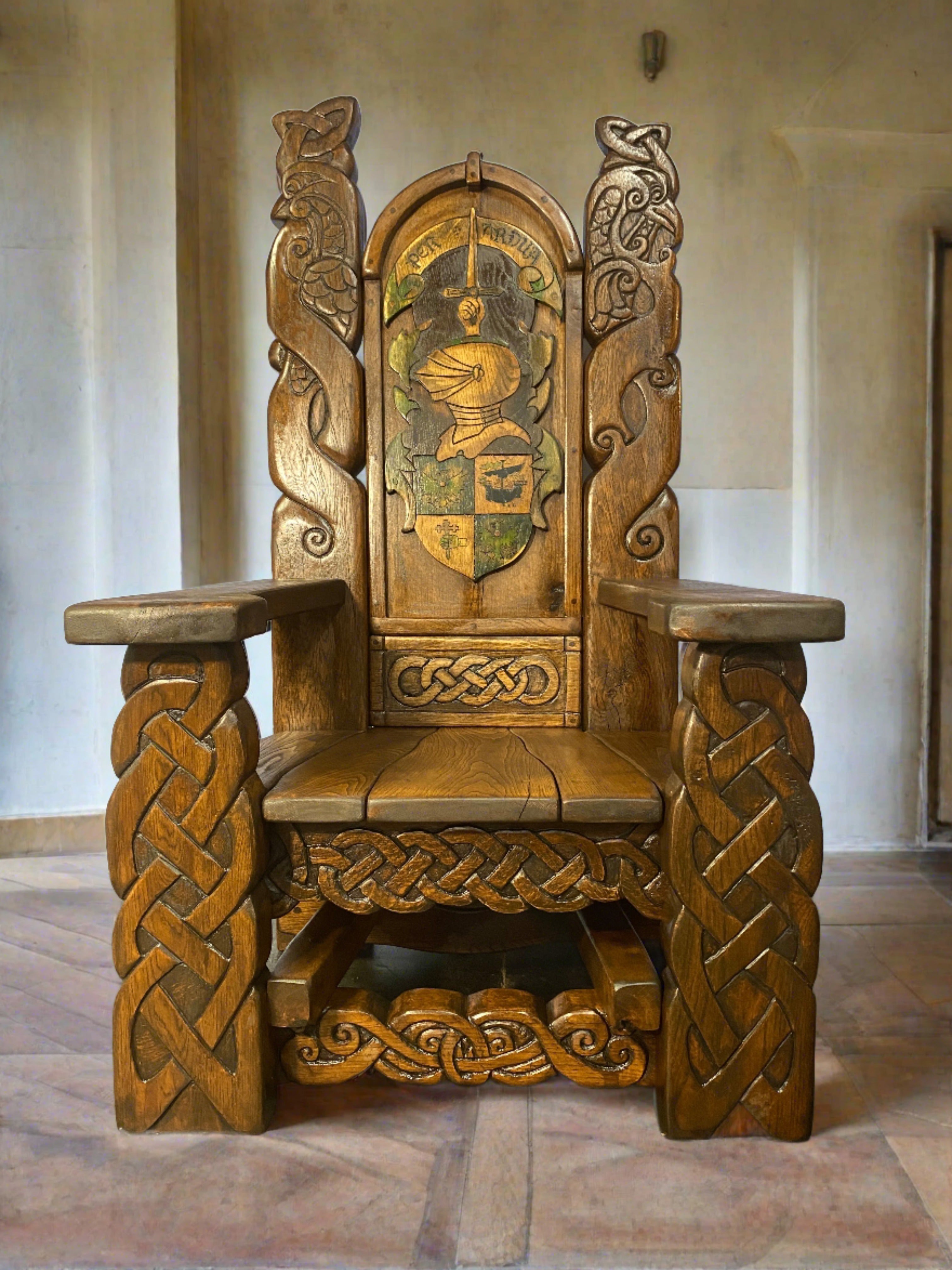 Chaise à motifs de nœuds celtiques