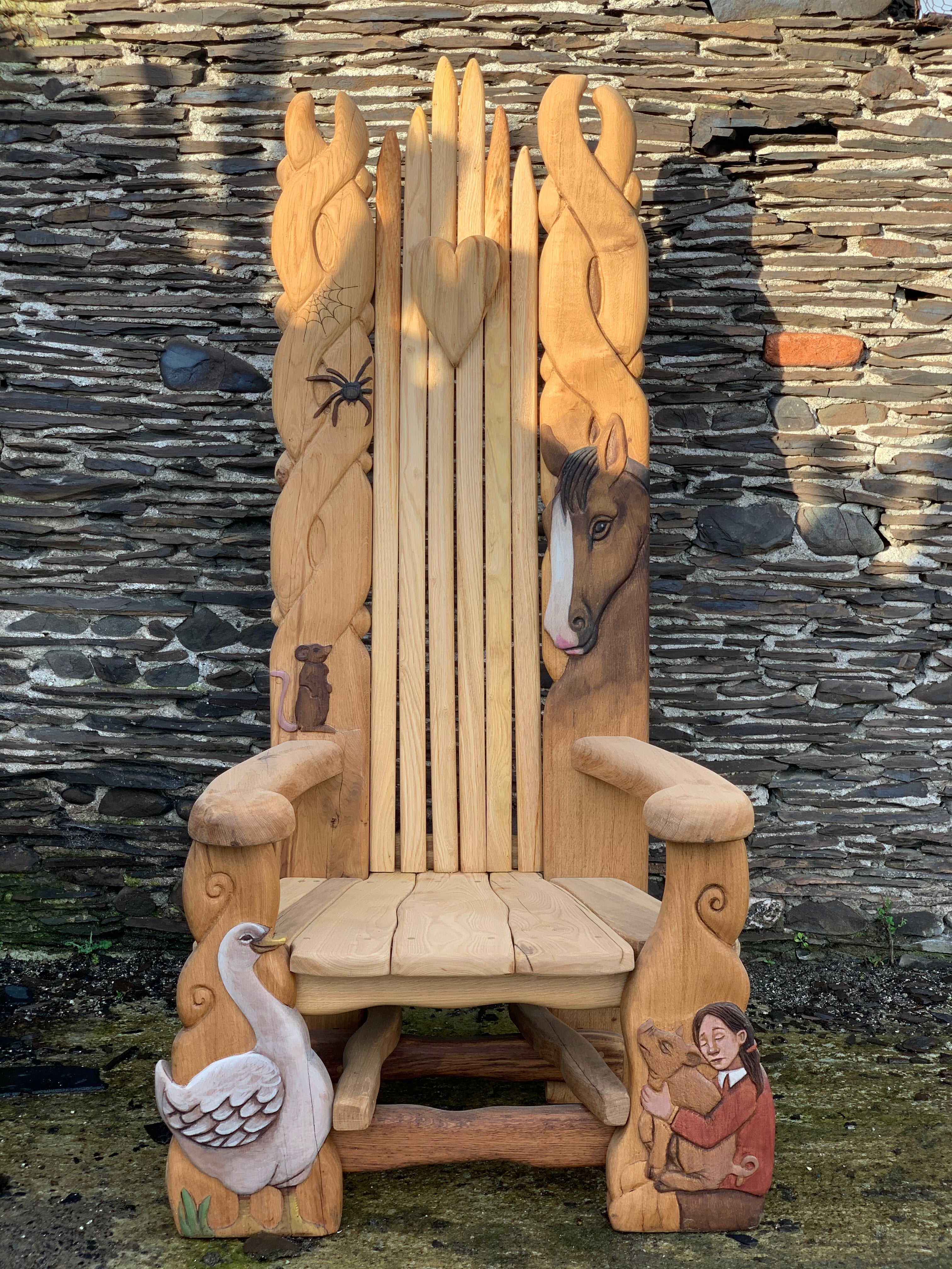 Chaises sculptées à la main célébrant les animaux du monde naturel