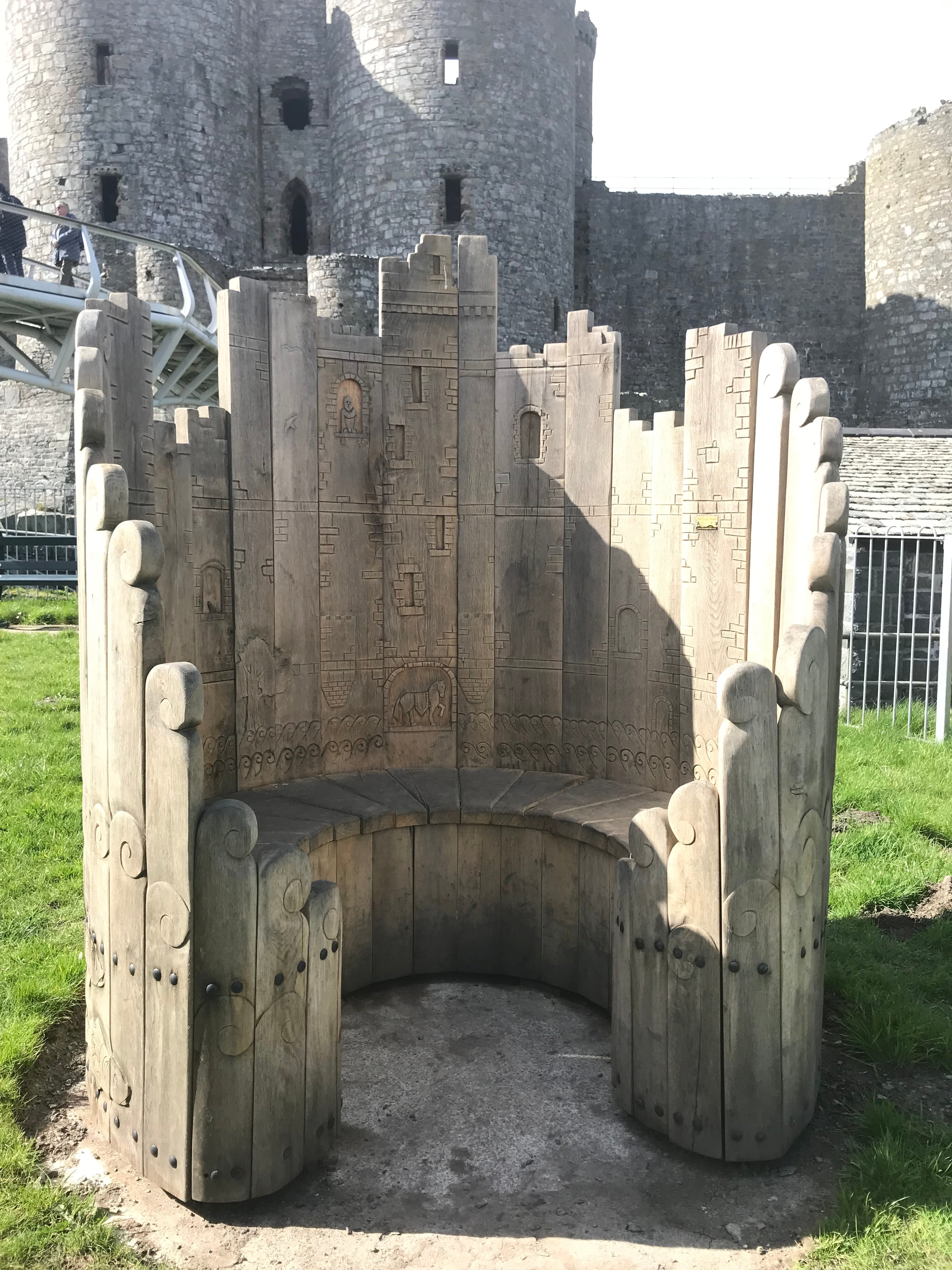 Banc circulaire en bois avec motif de château