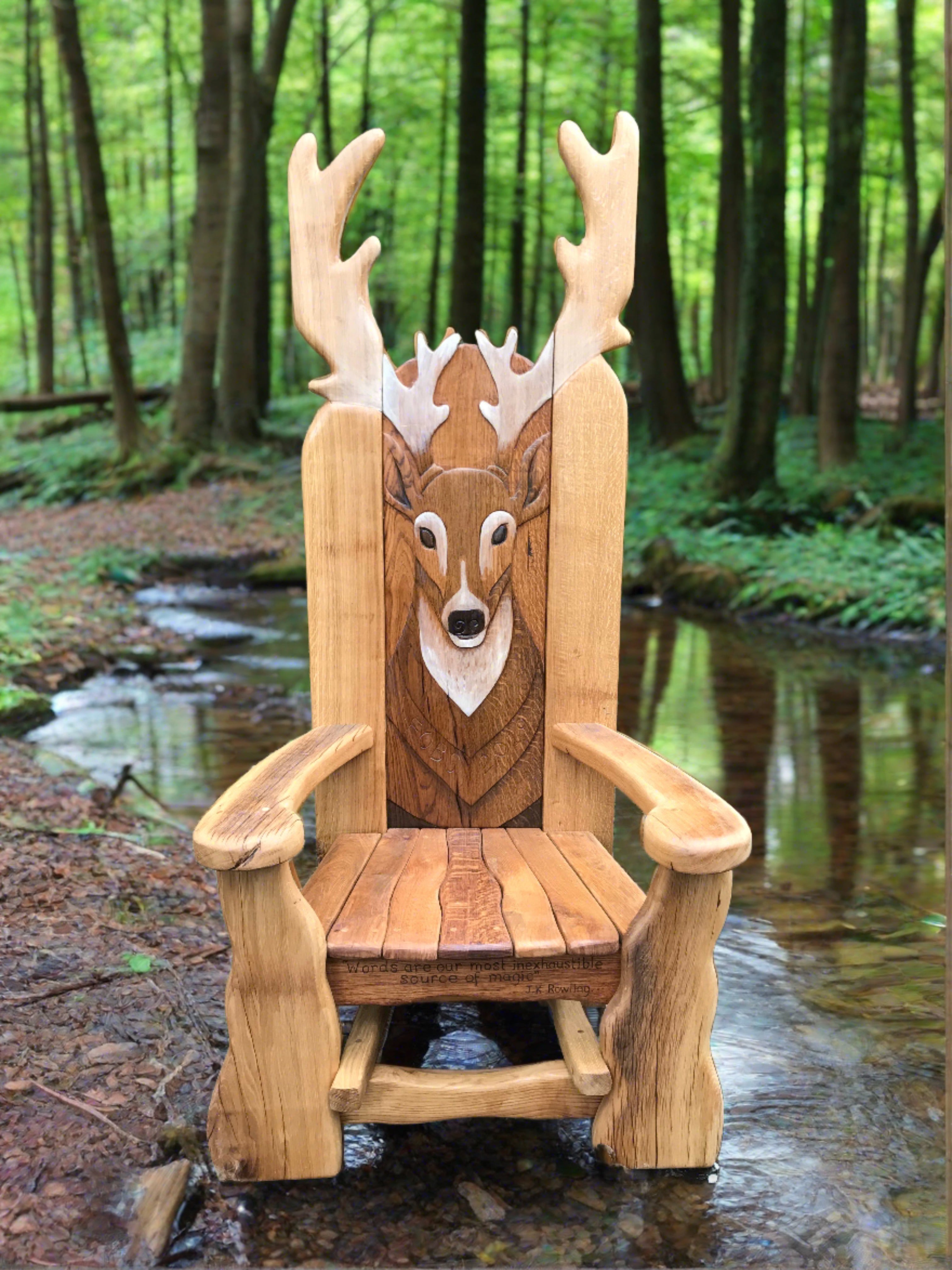 Chaise en bois avec sculpture de cerf dans une forêt.