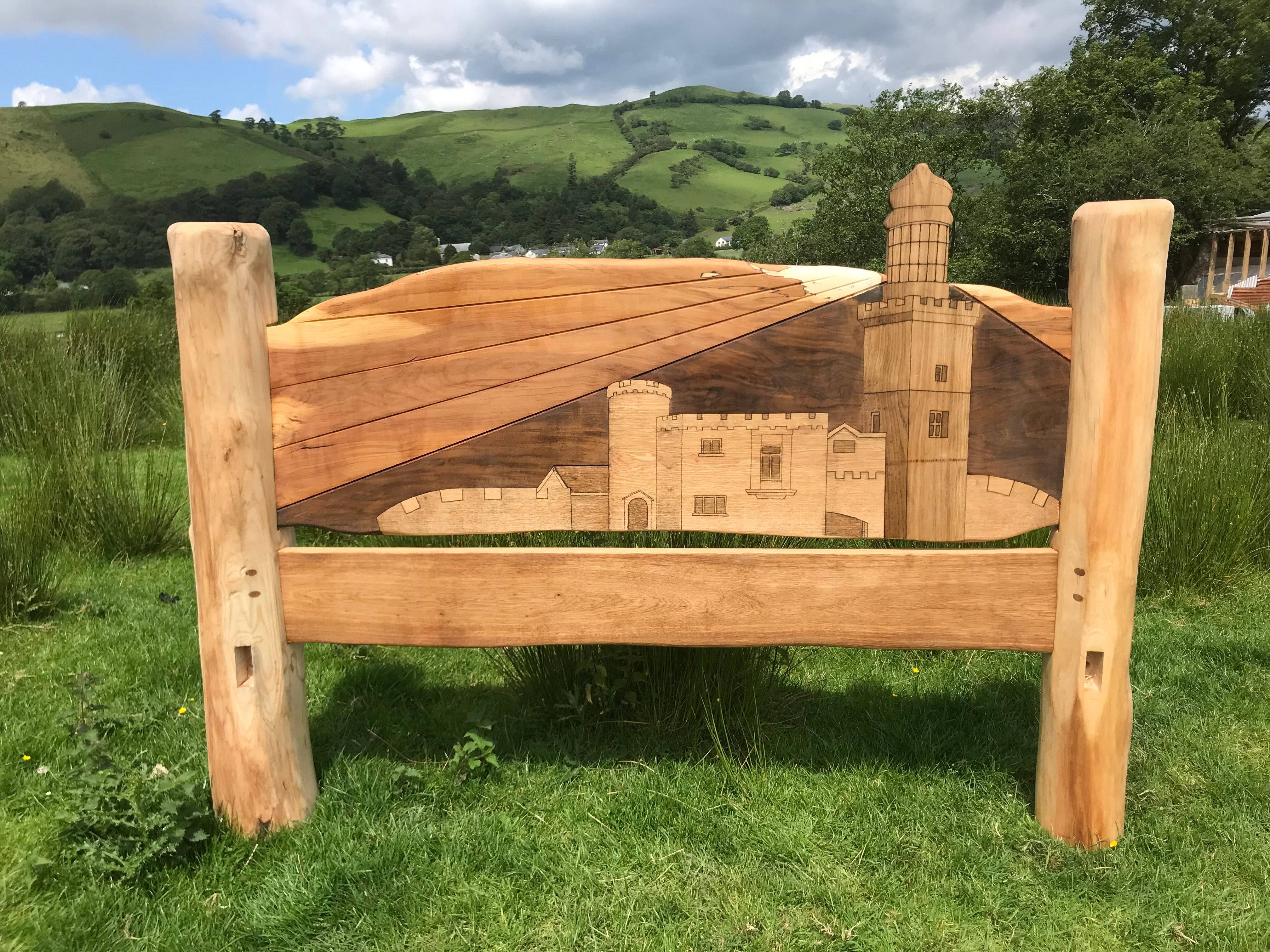 Tête de lit en bois avec motif de château et de paysage