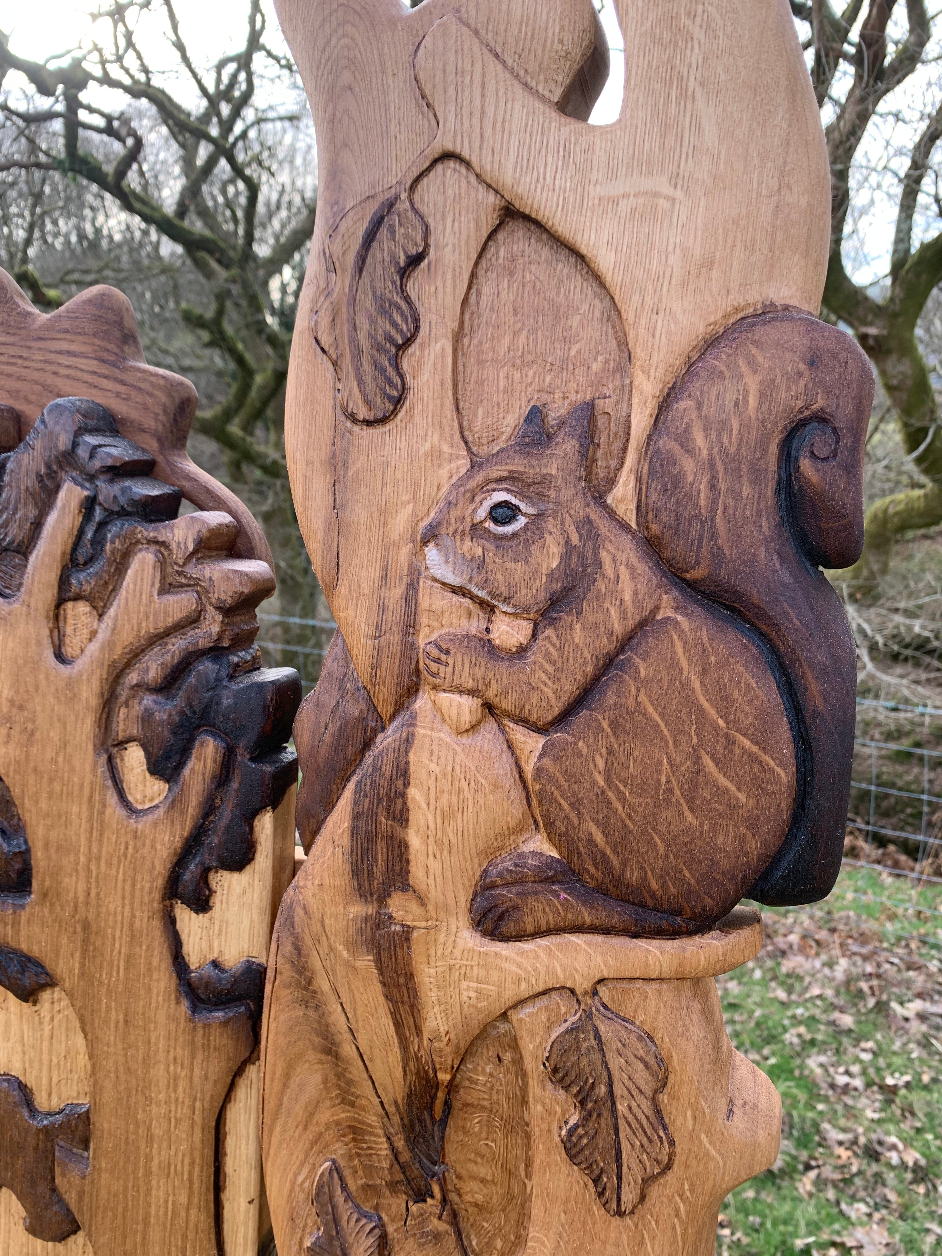 Chaises sculptées à la main célébrant les animaux du monde naturel