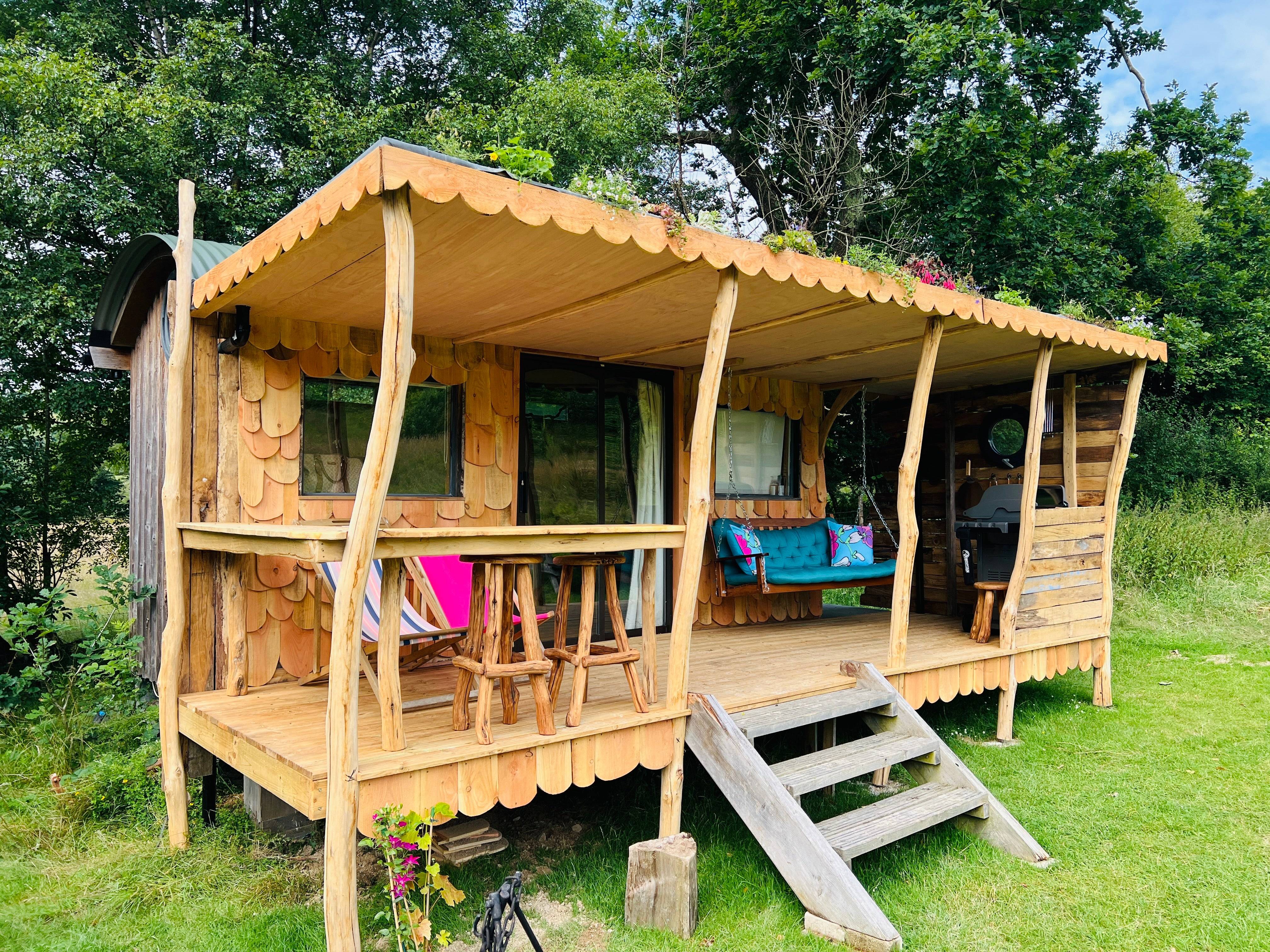 Hirtenhütte mit Veranda und Sitzgelegenheiten aus Holz