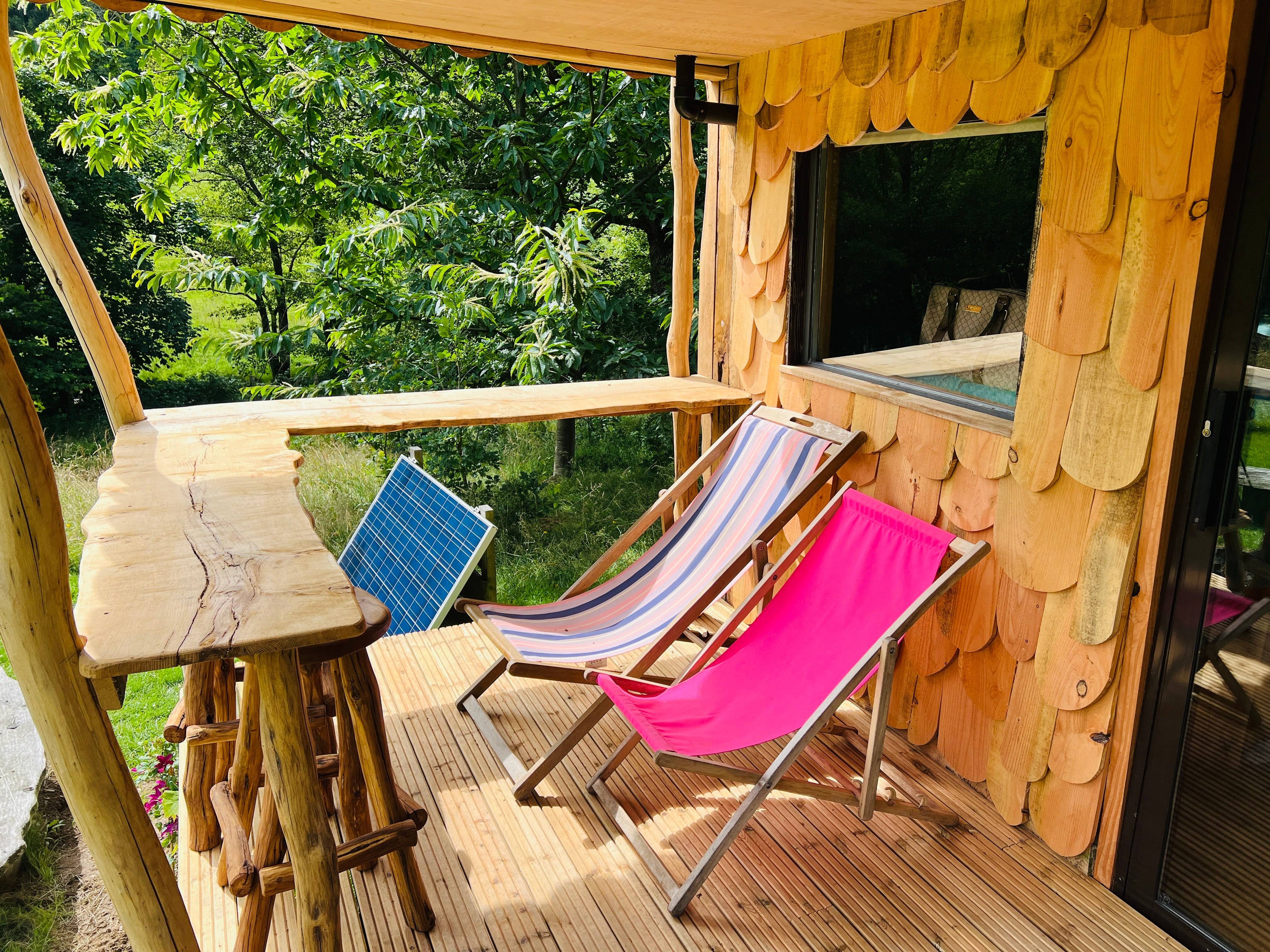 Liegestühle auf der Veranda einer hölzernen Hirtenhütte