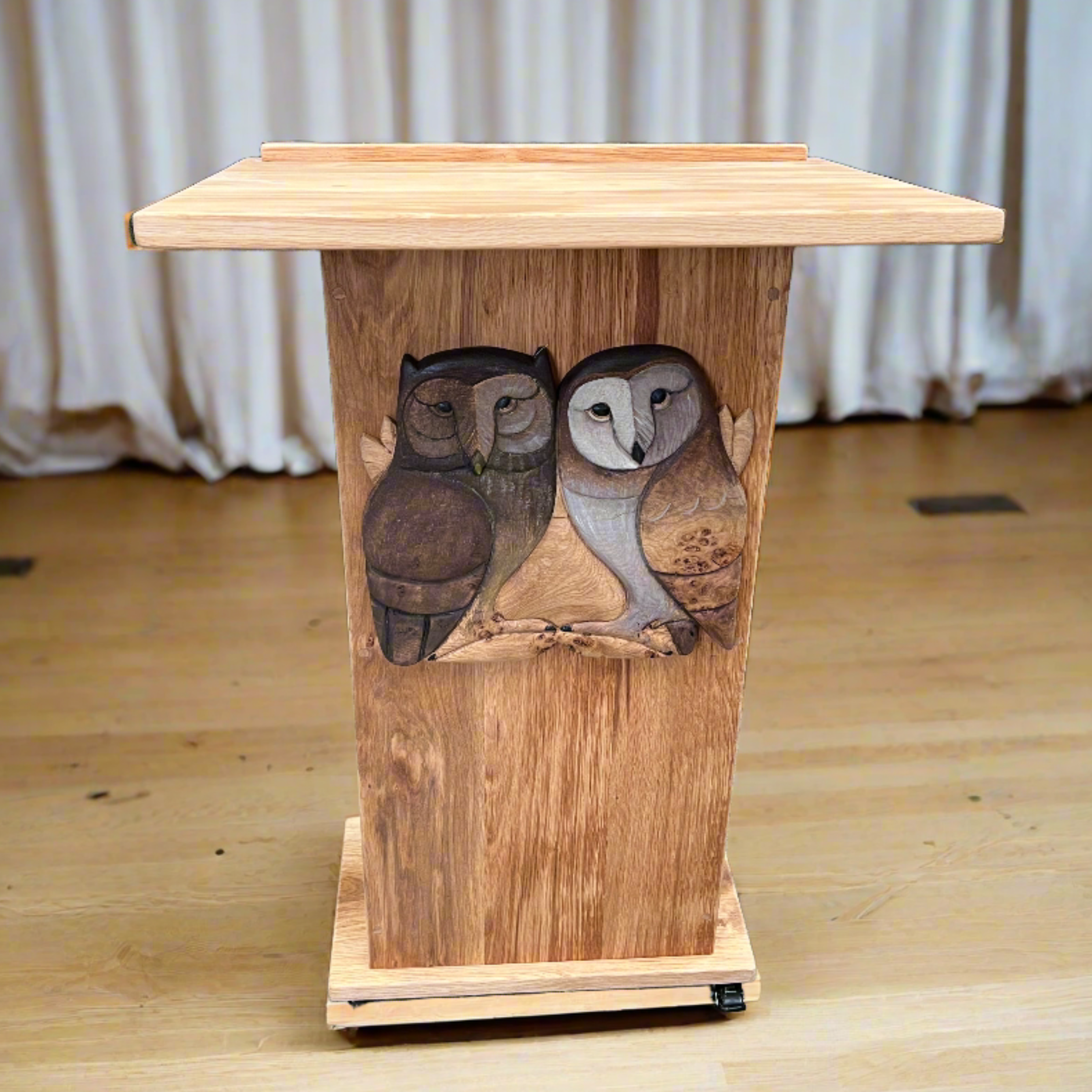 Pupitre en bois personnalisé avec des sculptures de hibou