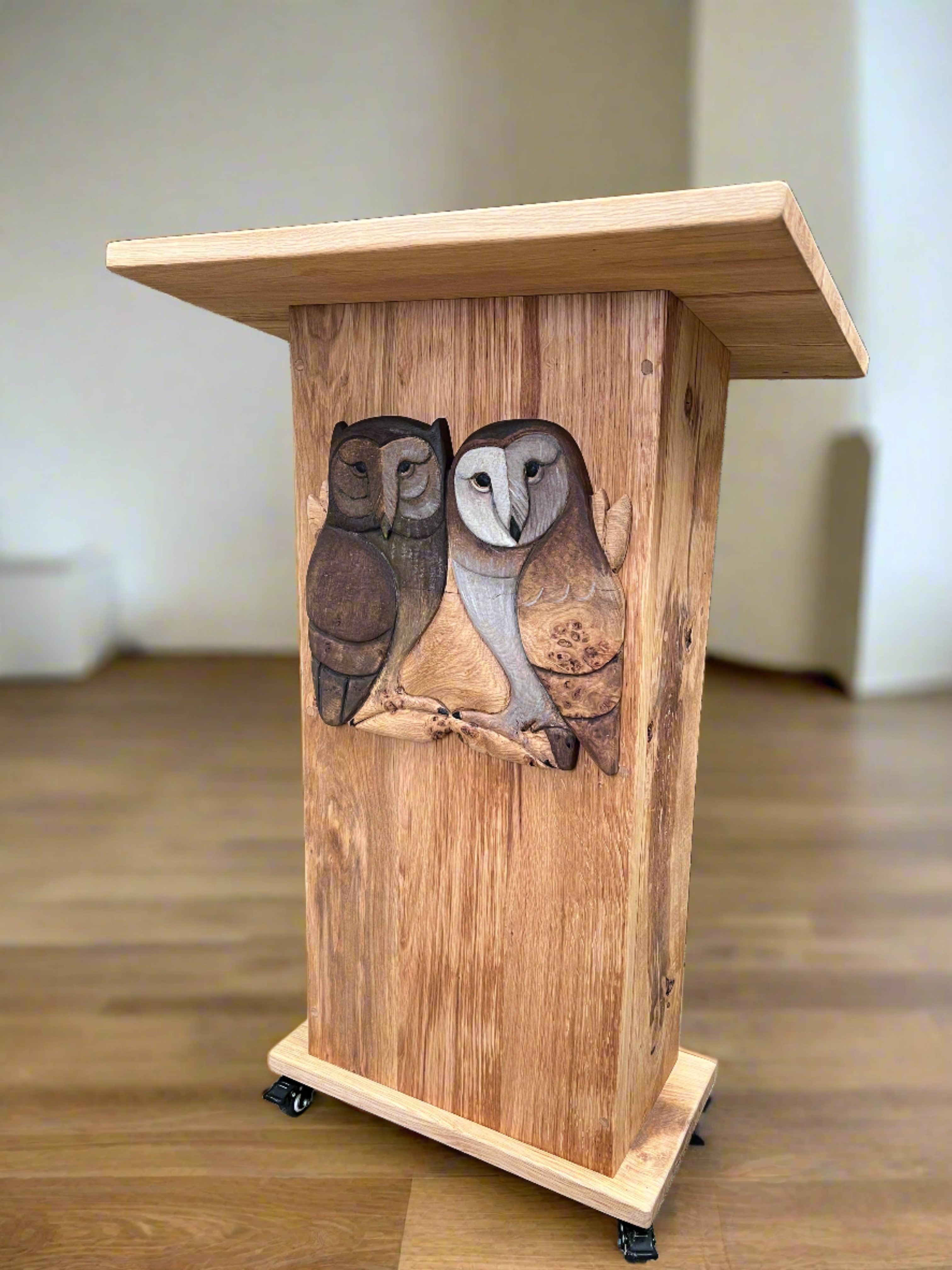 Pupitre artisanal avec motif de hibou pour l'école