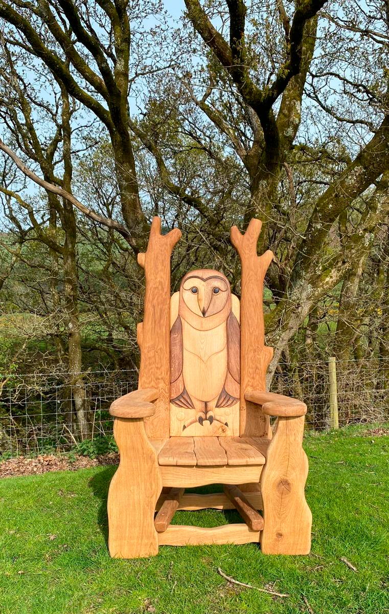 Chaise de conteuse de chouettes sous les arbres