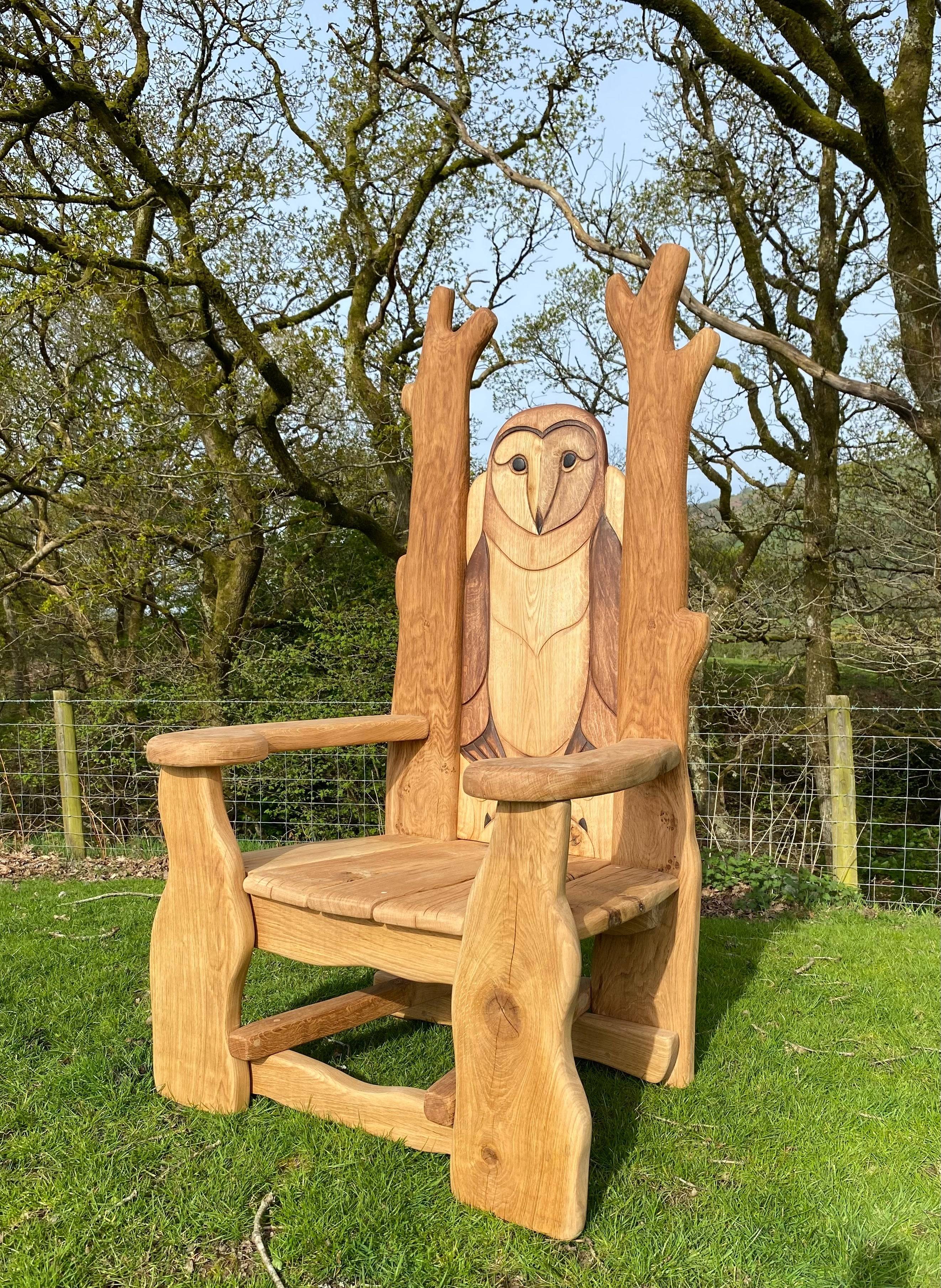 Chaise de lecture en chêne avec hibou dans une zone boisée