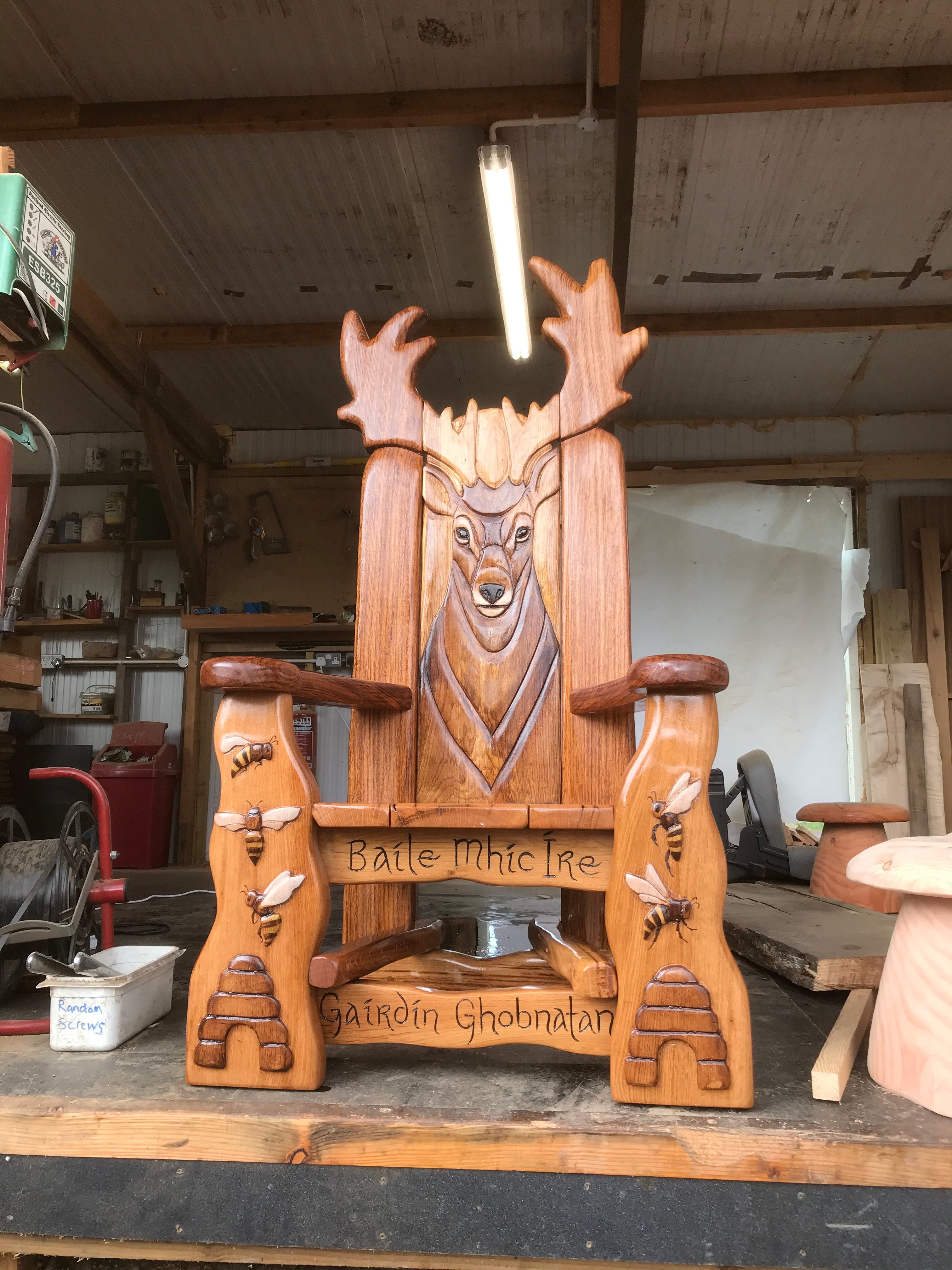 Chaise en bois avec sculpture de cerf dans un atelier.