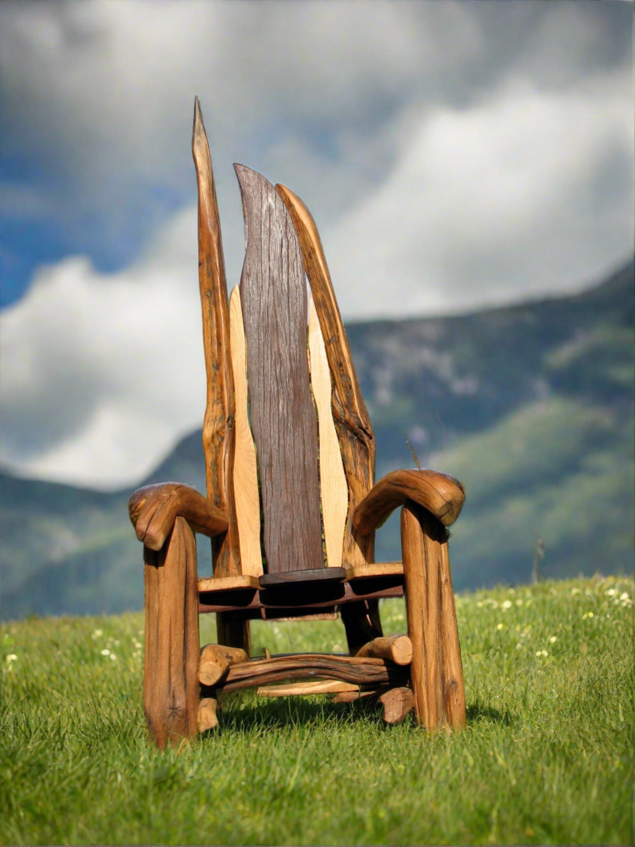 Trois chaises en bois avec des motifs de branches