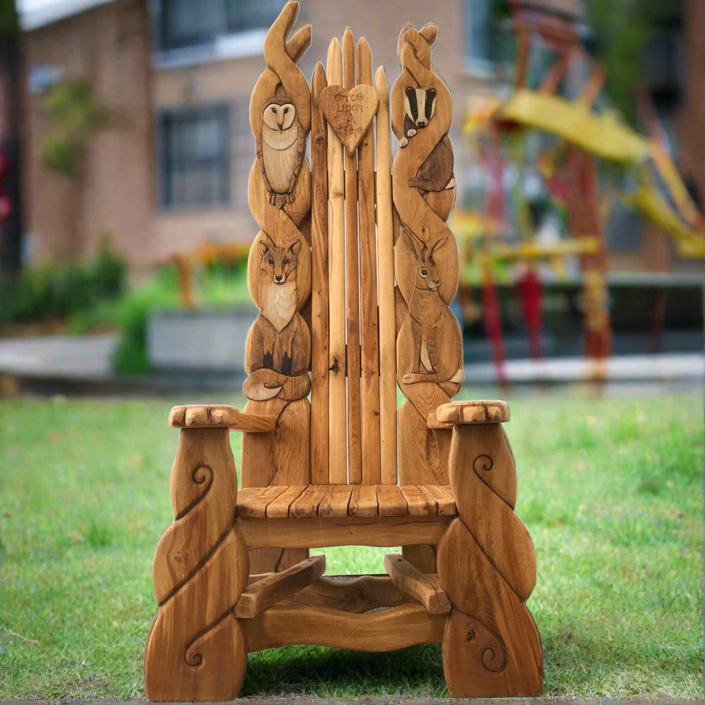 Une chaise confortable, faite à la main, pour raconter des histoires à l'école".