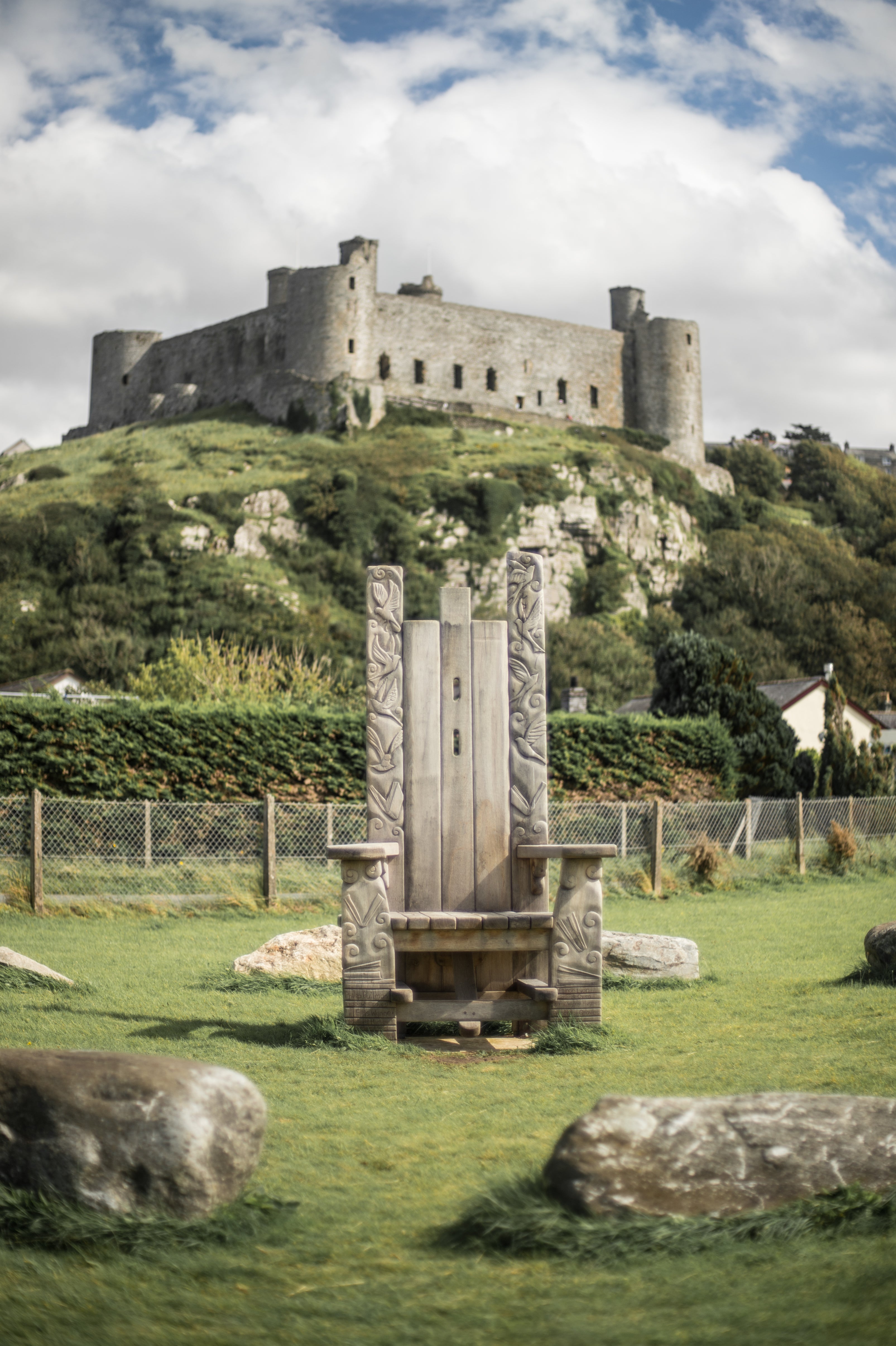 Grande chaise en bois avec un château en arrière-plan