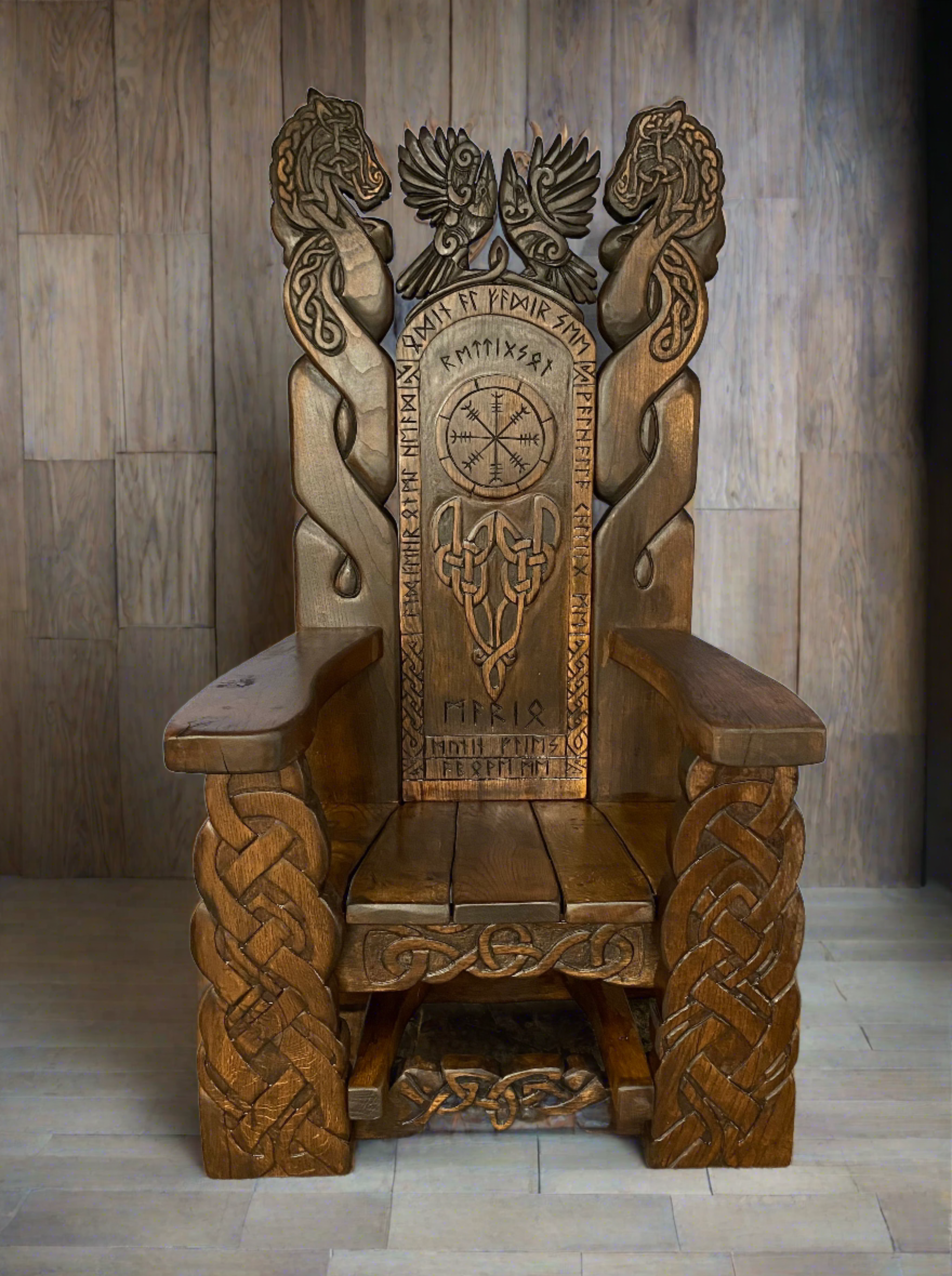 Chaise de trône viking avec sculptures celtiques à l'intérieur