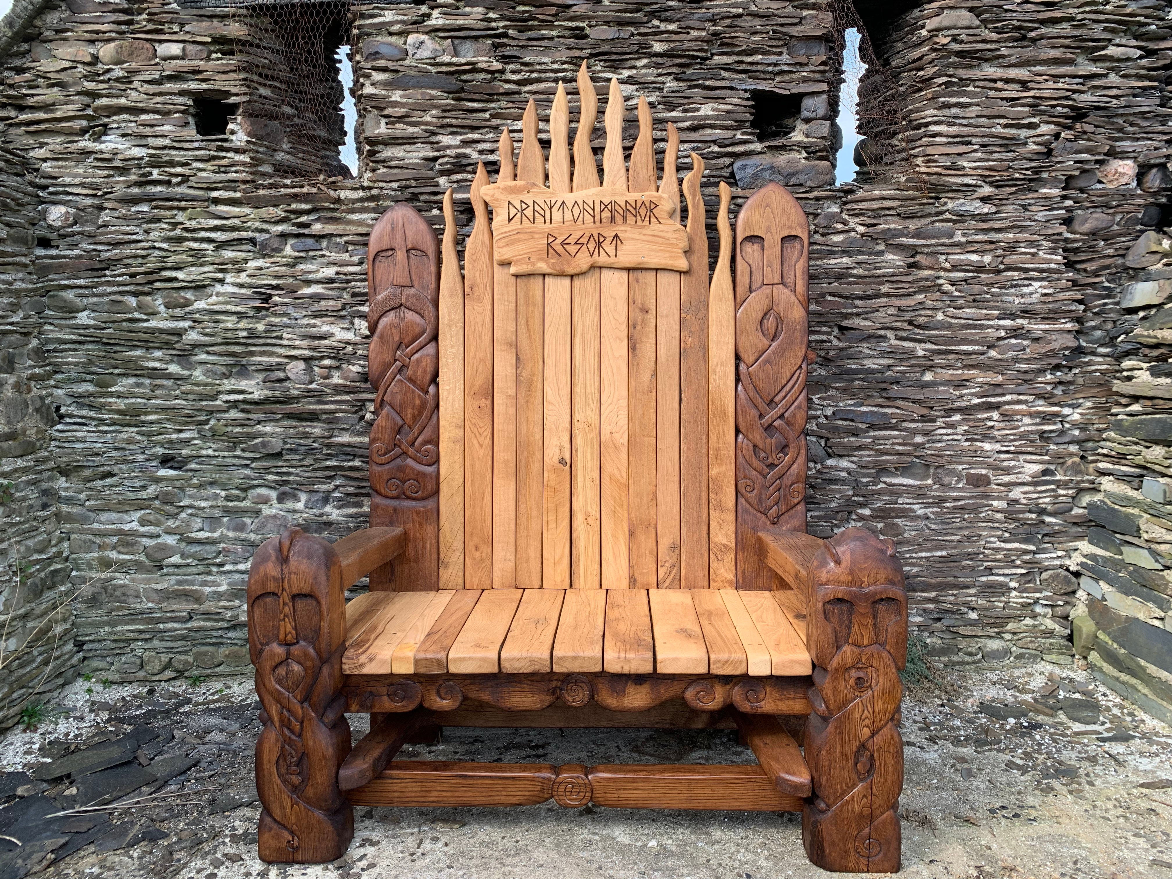 Trône de banc Viking Legend fabriqué à la main dans un centre de villégiature