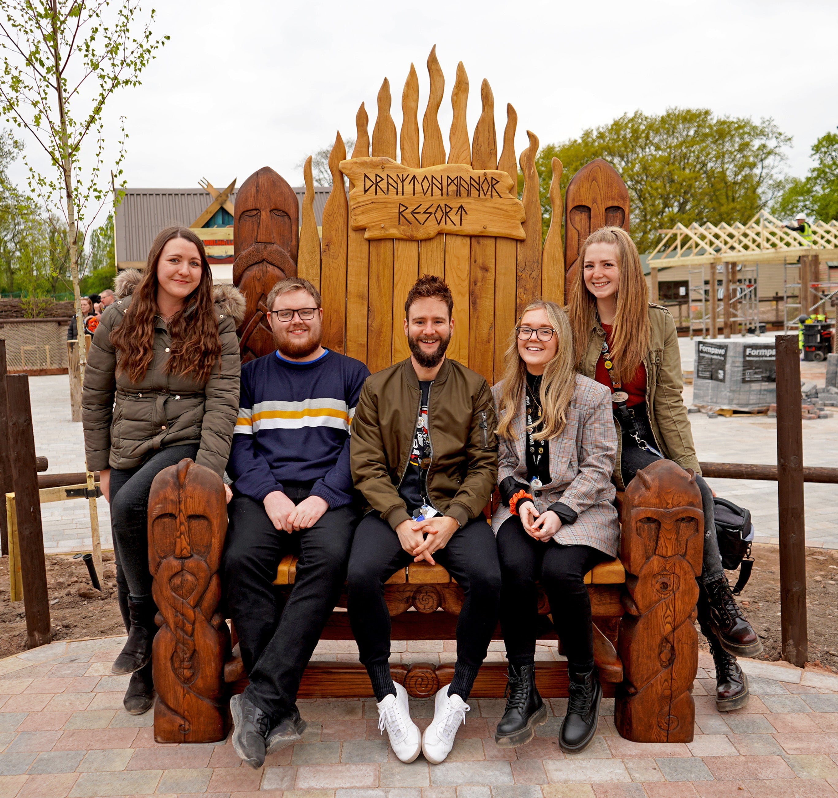 Groupe assis sur le banc Viking Legend dans un centre de villégiature