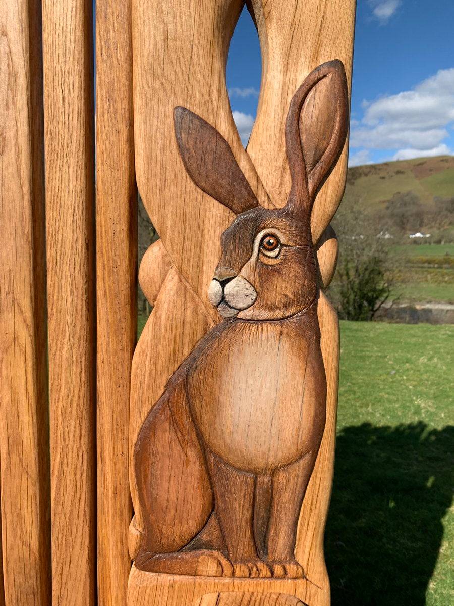 Gros plan d'une sculpture de lapin sur un trône en bois