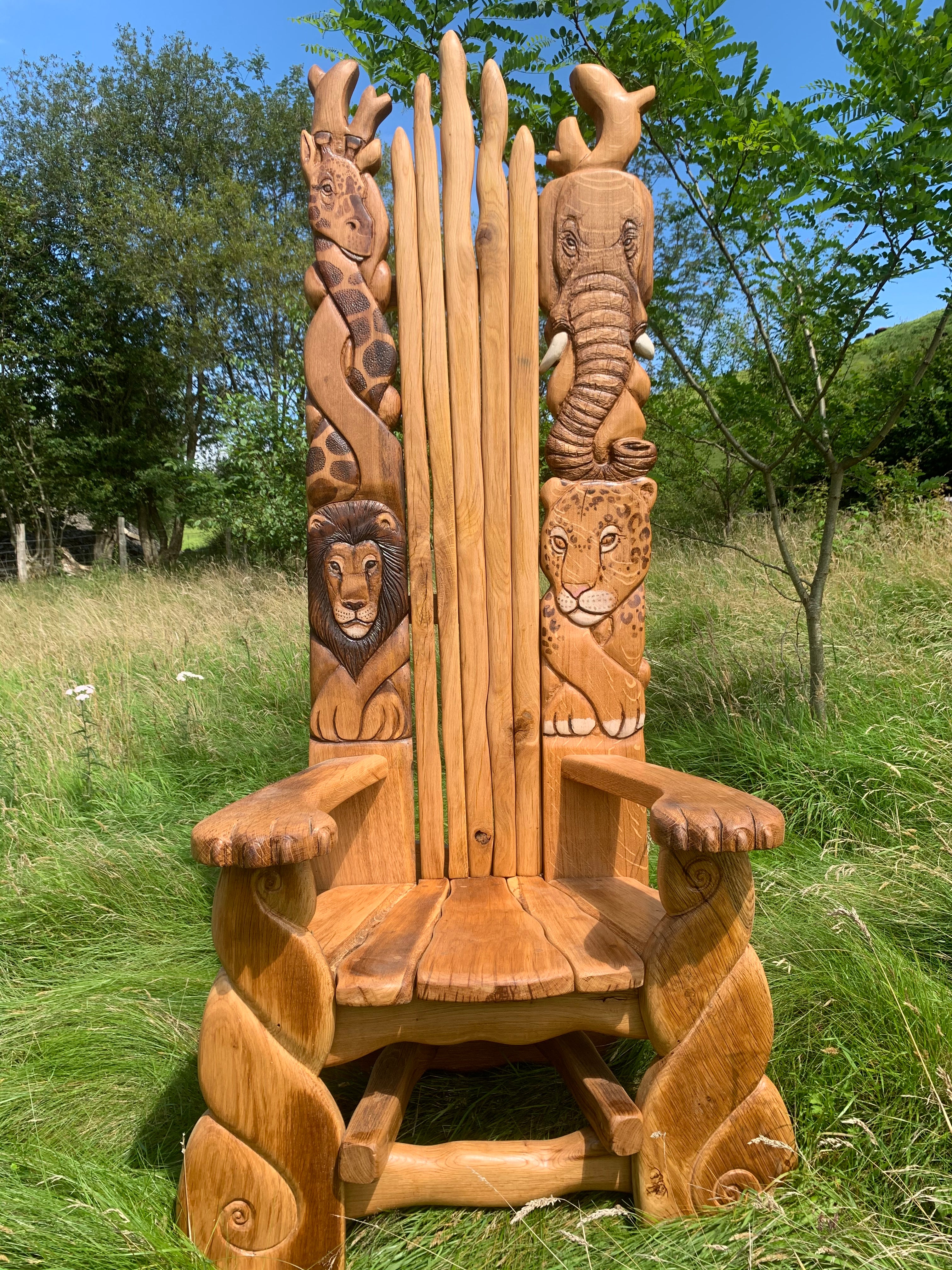 Chaises sculptées à la main célébrant les animaux du monde naturel