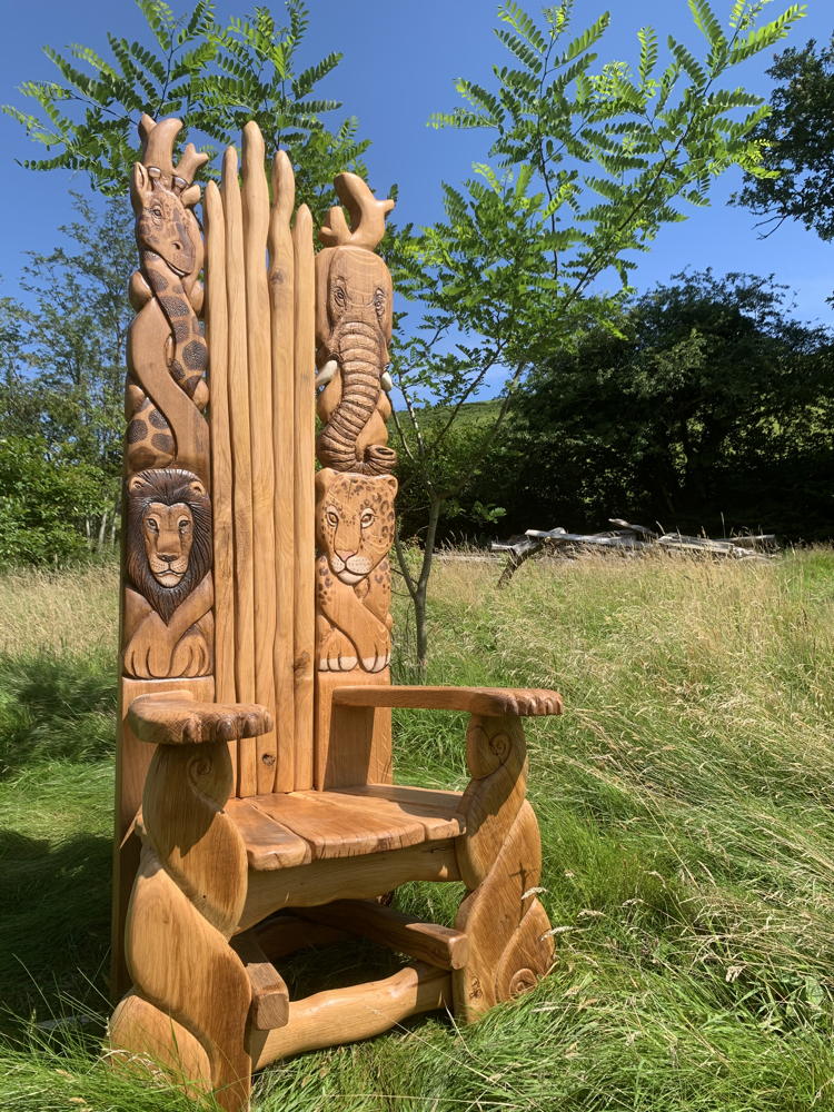 chaise de conteur africaine sculptée