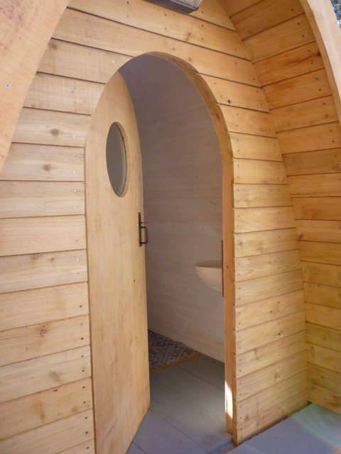 Entrée des toilettes à compostage Timber Arc avec porte en bois