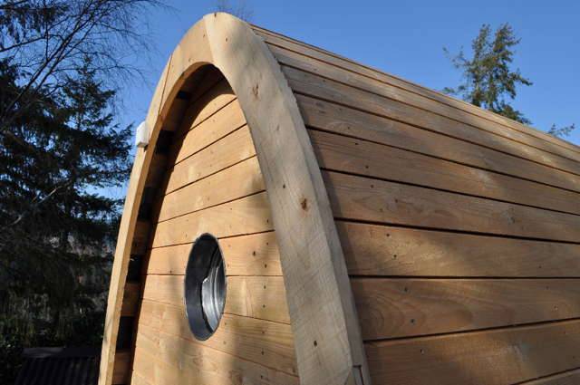 Gros plan sur l'extérieur en bois de la toilette à compost Timber Arc