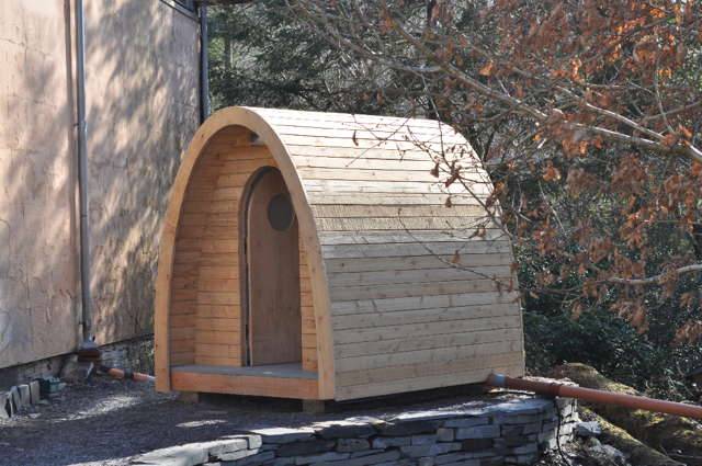 Toilettes à compostage Timber Arc dans un jardin