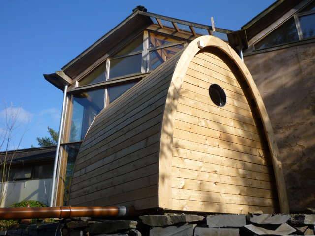 Vue arrière de la toilette à compost Timber Arc près d'un bâtiment moderne