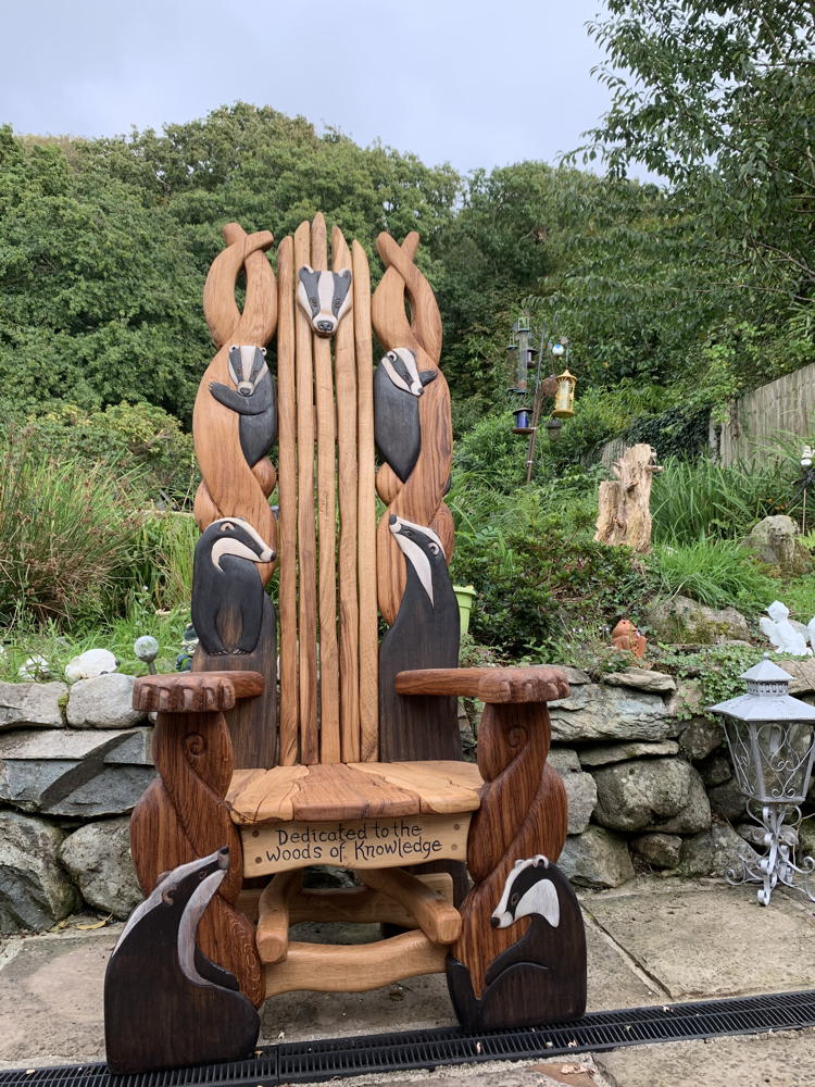 Chaise Badger Storytelling dans un jardin