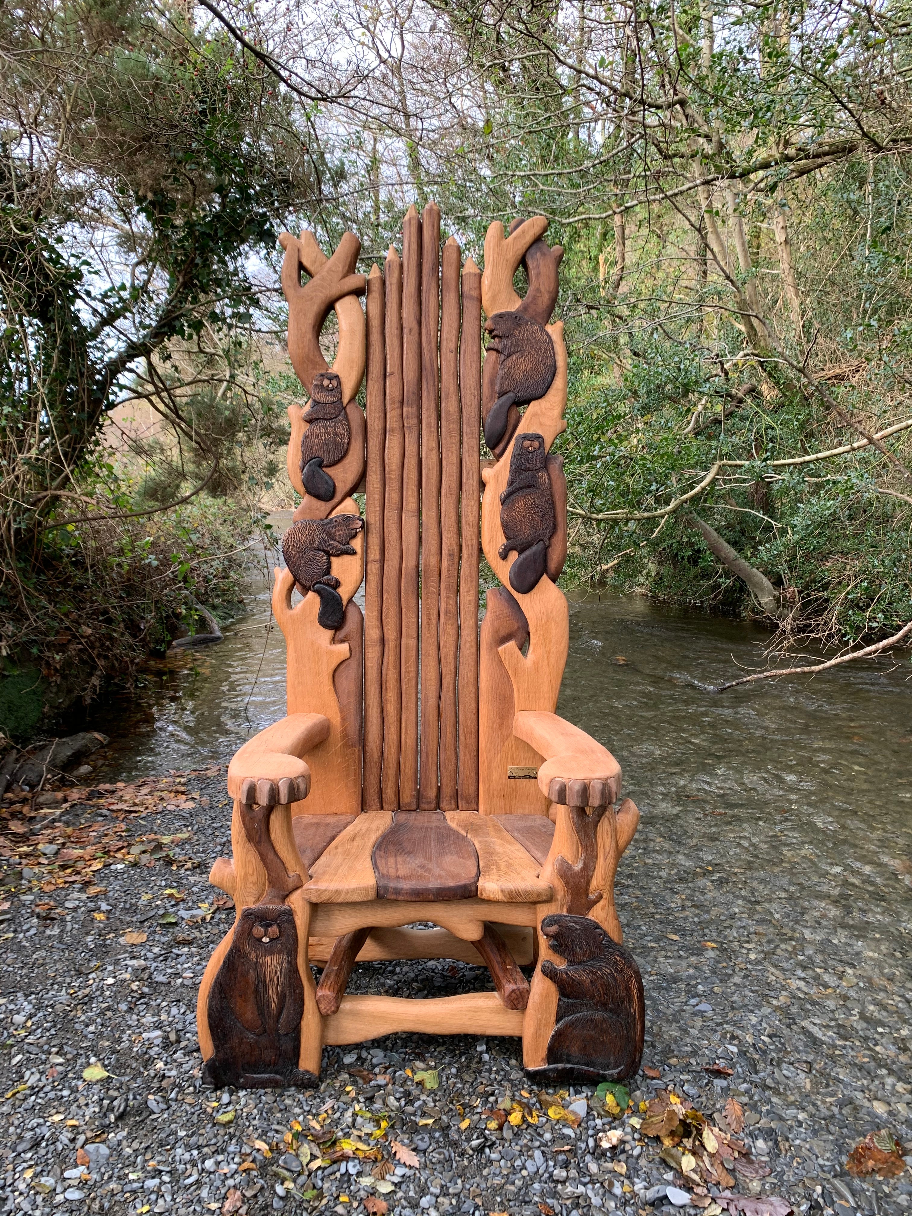 Chaises sculptées à la main célébrant les animaux du monde naturel