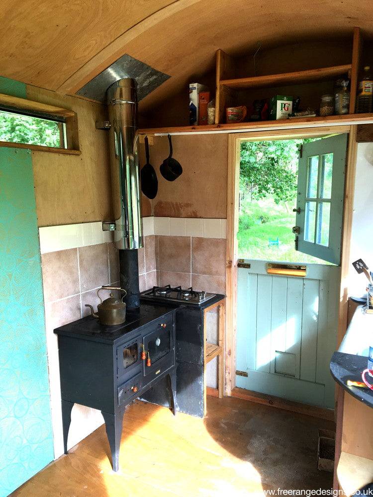 Intérieur douillet de la cabane de berger avec poêle et porte