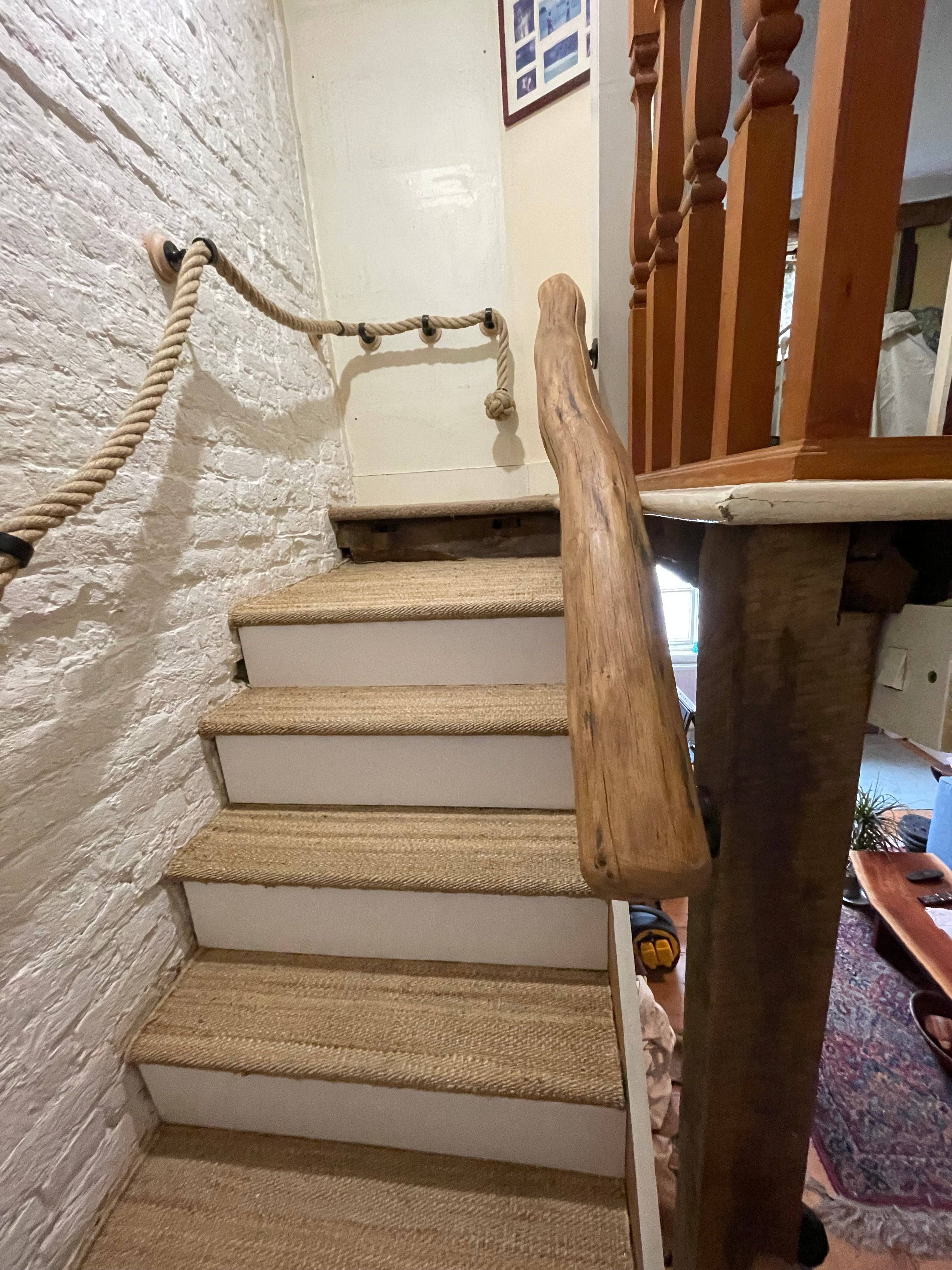 Main courante en bois naturel pour escalier, de forme et de conception uniques, fabriquée à la main.
