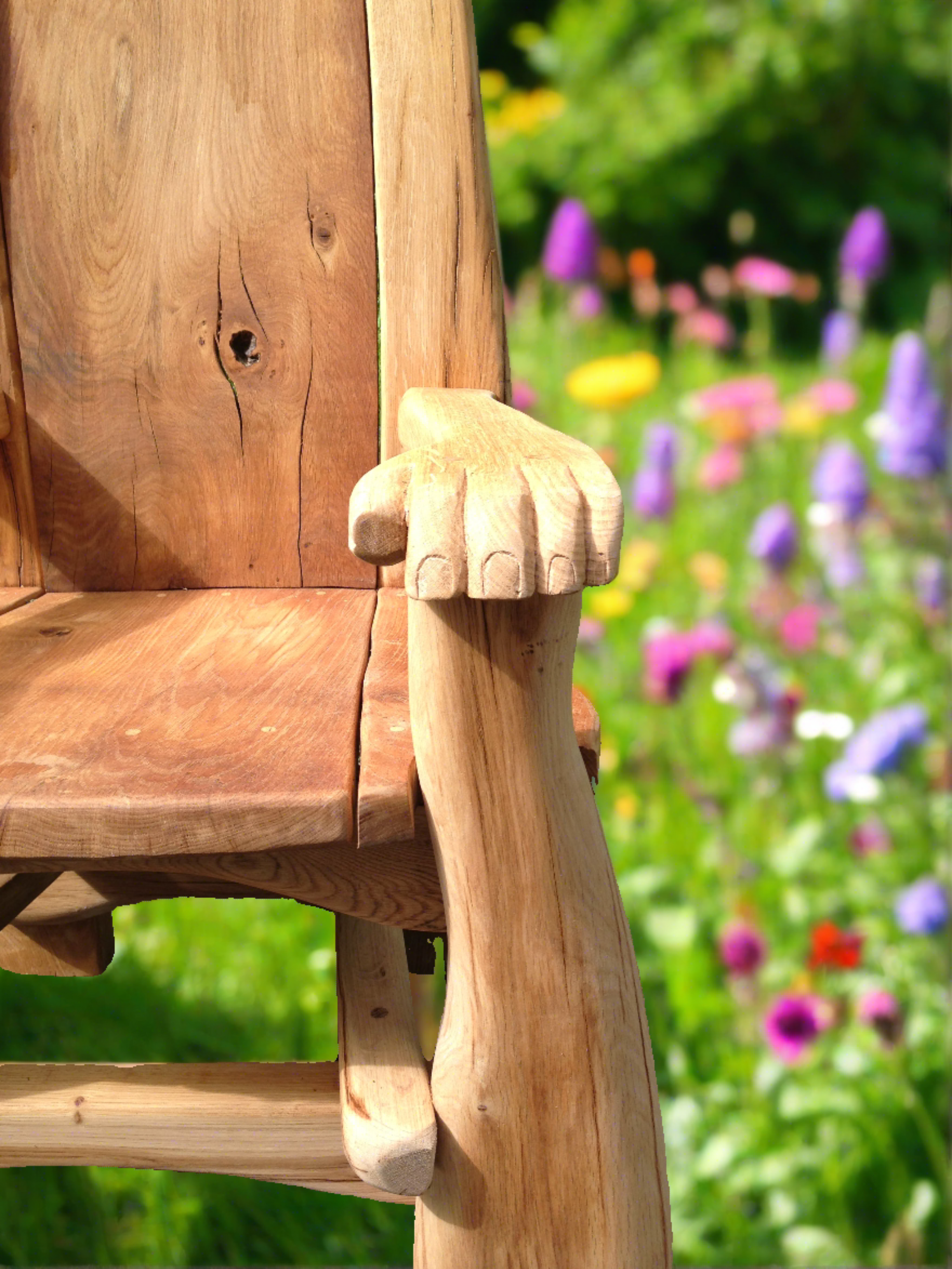 Gros plan sur l'accoudoir d'une chaise en bois dans un jardin