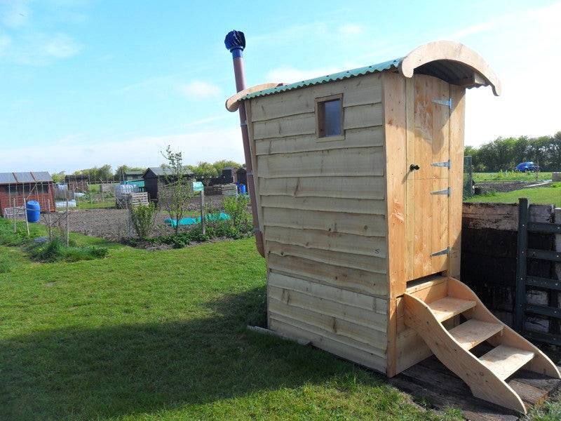 Toilettes à compost gitanes dans un jardin