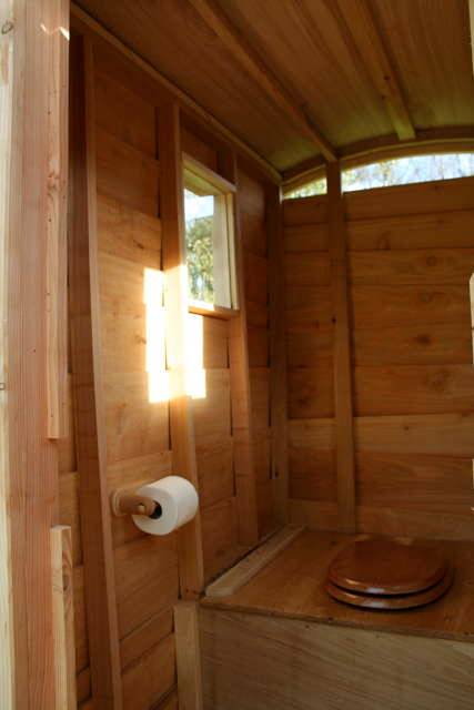 Intérieur d'une toilette à compost tzigane en bois